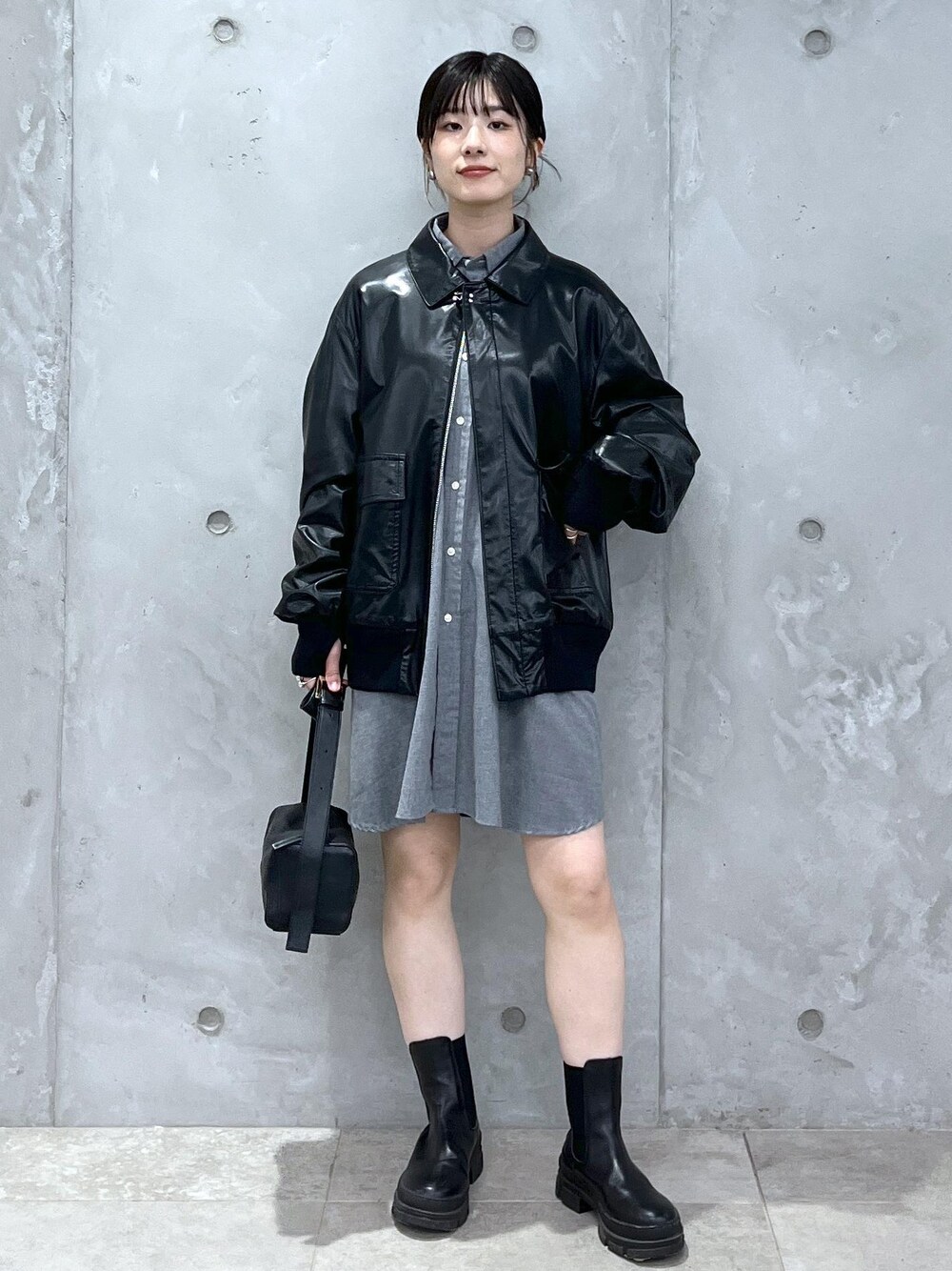 「Americana for SALON、Americana、INDIVIDUALIZED SHIRTS for SALON、INDIVIDUALIZED SHIRTS、REMME、ブラック、レザー、レザーバッグ、グレー、シャツ、シャツワンピース、ショートブーツ、厚底、初秋コーデ、秋コーデ」｜「SALON adam et rope'の【追加】レザーボックスショルダーバッグ（ショルダーバッグ、ブラック系）」を使った、michiruさん（レディース・156cm）の秋コーディネートの1枚目の写真