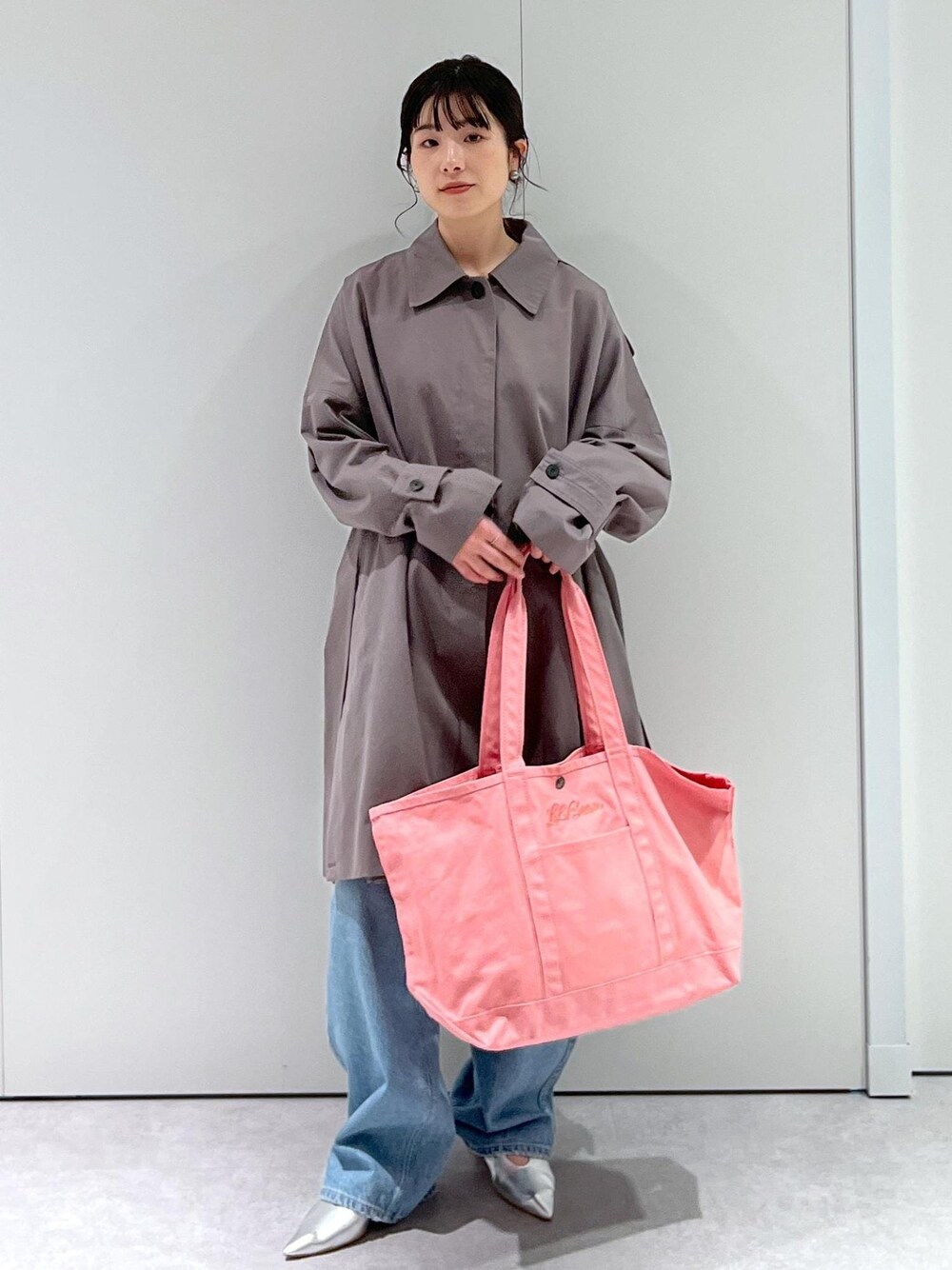 「コート、春アウター、グレー、RED CARD TOKYO、RED CARD TOKYO for SALON、Dakota、デニム、ブルー、レザー、シルバー、L.L.Bean for SALON、L.L.Bean、ピンク、マザーズバッグ、旅行バッグ」｜「RED CARD TOKYOの【RED CARD TOKYO（レッドカードトーキョー）for SALON】別注Dakota/デニム（デニムパンツ、ブルー系）」を使った、michiruさん（レディース・156cm）の冬コーディネートの1枚目の写真