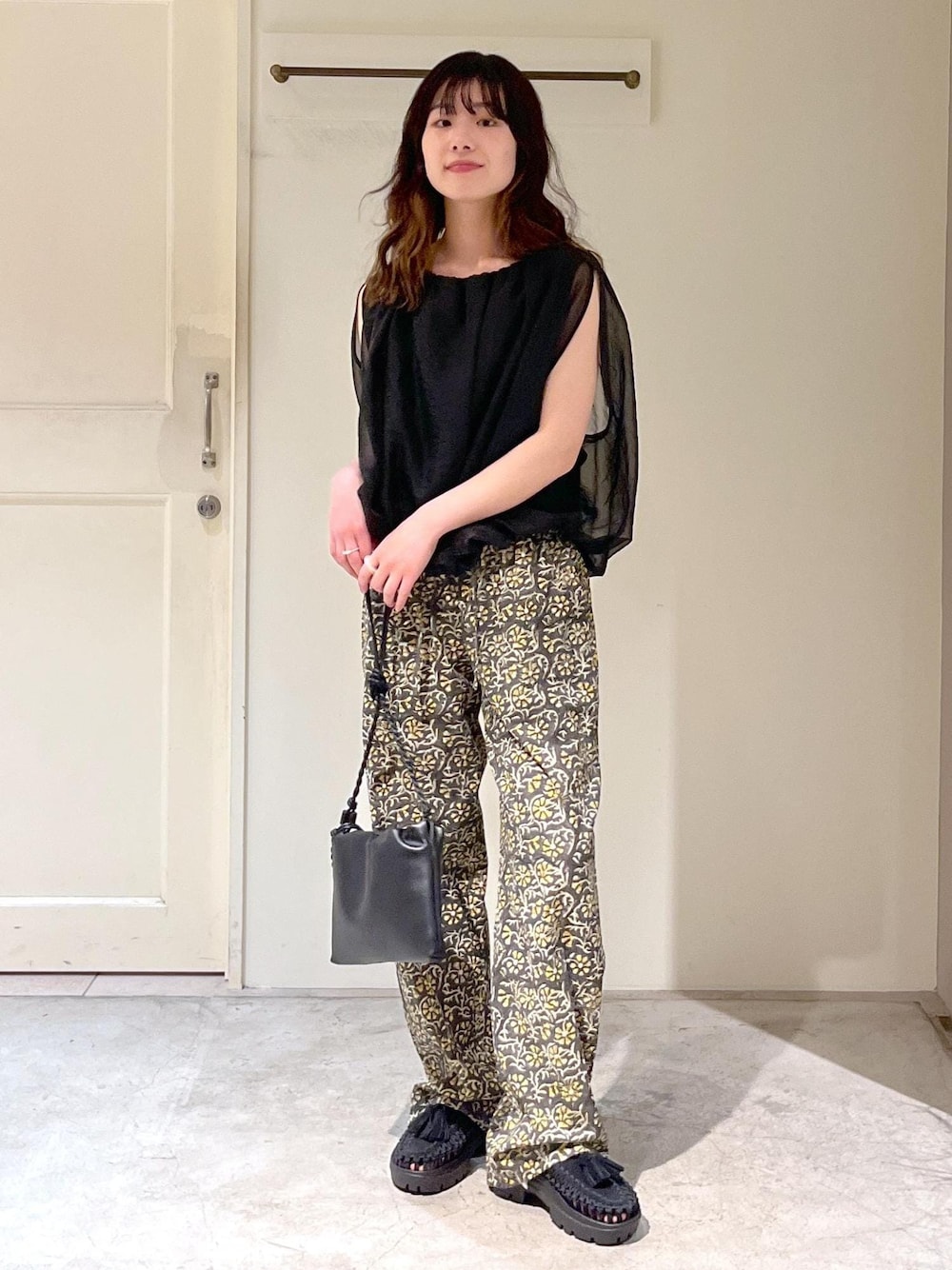 「COUTURE D'ADAM、Block print trousers、柄パンツ、KEEN、UNEEK PLT TASSELL、タッセル、ミニバッグ、レザー、春コーデ、初夏コーデ、夏コーデ、デートコーデ、お出かけコーデ、旅行コーデ、アウトドアコーデ」｜「SALON adam et rope'のスプリットレザードロストミニショルダー/巾着バッグ（ショルダーバッグ、ブラック系）」を使った、michiruさん（レディース・156cm）の春コーディネートの1枚目の写真