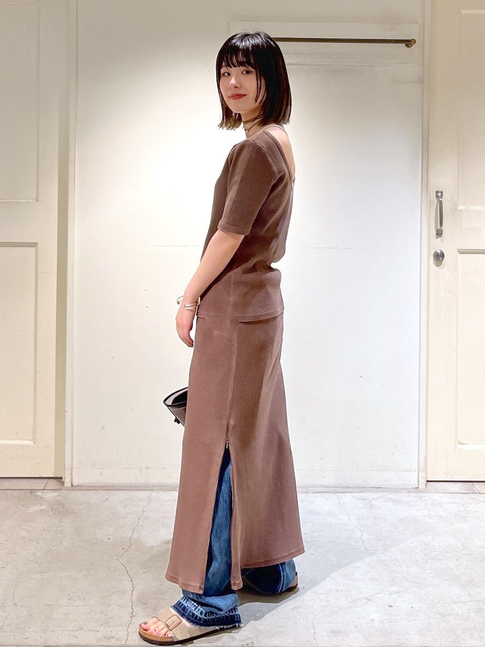 「夏コーデ、デザインTOPS、Tシャツ、スカート、タイトスカート、パンツ、デニム、BIRKENSTOCK、Arizona SFB Suede、BAGMATI、カゴバッグ、クリアバッグ、P.NINA、ネックレス、チョーカー」｜「SALON adam et rope'の【追加】COTTON USAセミフレアデニム2（デニムパンツ、ブルー系）」を使った、michiruさん（レディース・156cm）の夏コーディネートの1枚目の写真