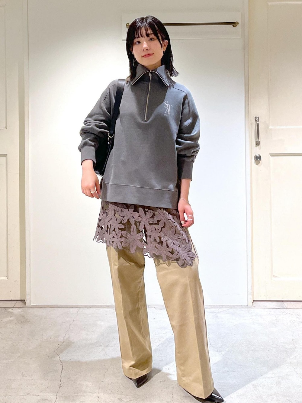 「新作、ハーフジップ、ロゴ、ラップスカート、Americana for SALON、Americana、チノパンツ、チェーンバッグ、クラッチバッグ、ヒール、グレー、長袖、チャコールグレー、ベージュ、ワイド」｜「AMERICANAの【Americana for SALON】別注サイドラインチノパンツ（チノパンツ、ベージュ系）」を使った、michiruさん（レディース・156cm）の秋コーディネートの1枚目の写真