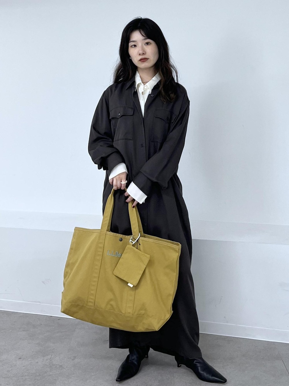 ホワイト系のシャツ/ブラウス、グレー系のワンピース、ブラック系のブーツを着用したレディースの秋コーディネートの1枚目の写真