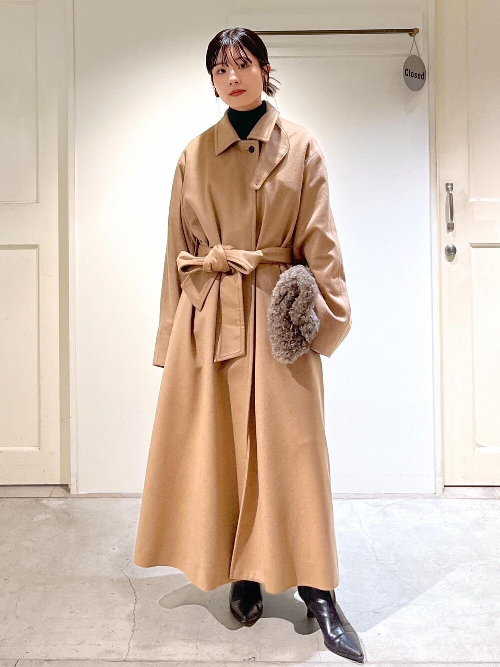 「PURE CASHMERE、カシミヤ、ロングコート、アウター、オーバーサイズ、ベージュ、Smile Cotton、スマイルコットン、タートルネック、Tシャツ、インナー、ブラック、helen Moore、ファーバッグ、ミニバッグ」｜「HELEN MOOREの【helen Moore】Detachable Gold（ハンドバッグ、ブラウン系）」を使った、michiruさん（レディース・156cm）の秋コーディネートの1枚目の写真