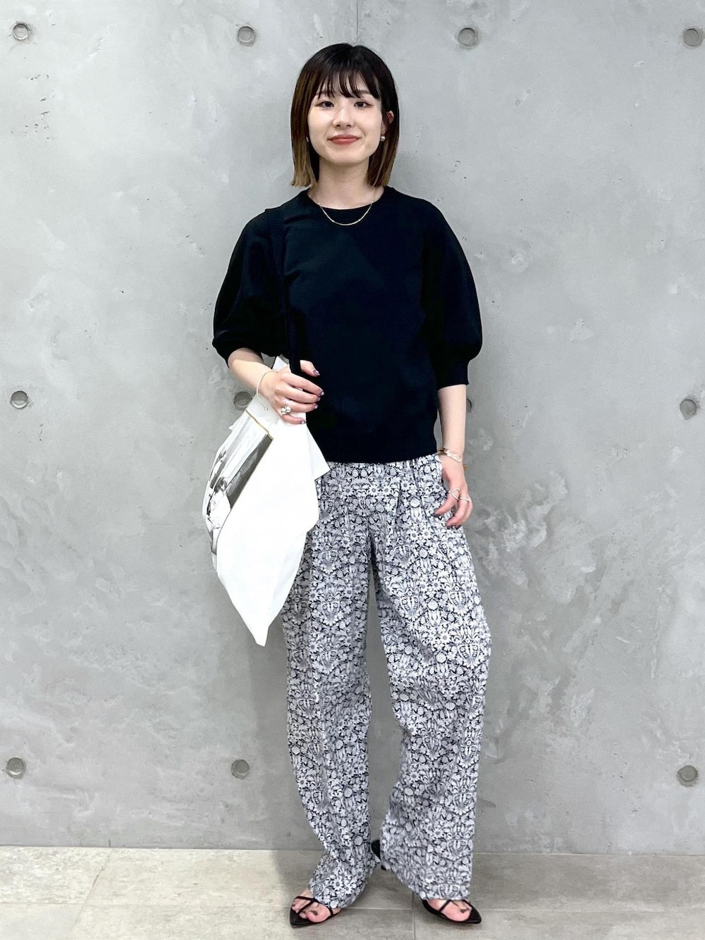 「audrey hepburn、audrey hepburn collection by jun、オードリー・ヘプバーン、オードリー・ヘプバーンコレクションバイジュン、Special2024、ニット、LIBERTY、リバティ、BRENTELLA、トートバッグ、ブラック、プルオーバー、ホワイト、パンツ、サンダル」｜「SALON adam et rope'の【BRENTELLA（ブレンテッラ）】アンクルストラップサンダル（サンダル、ブラック系）」を使った、michiruさん（レディース・156cm）の夏コーディネートの1枚目の写真