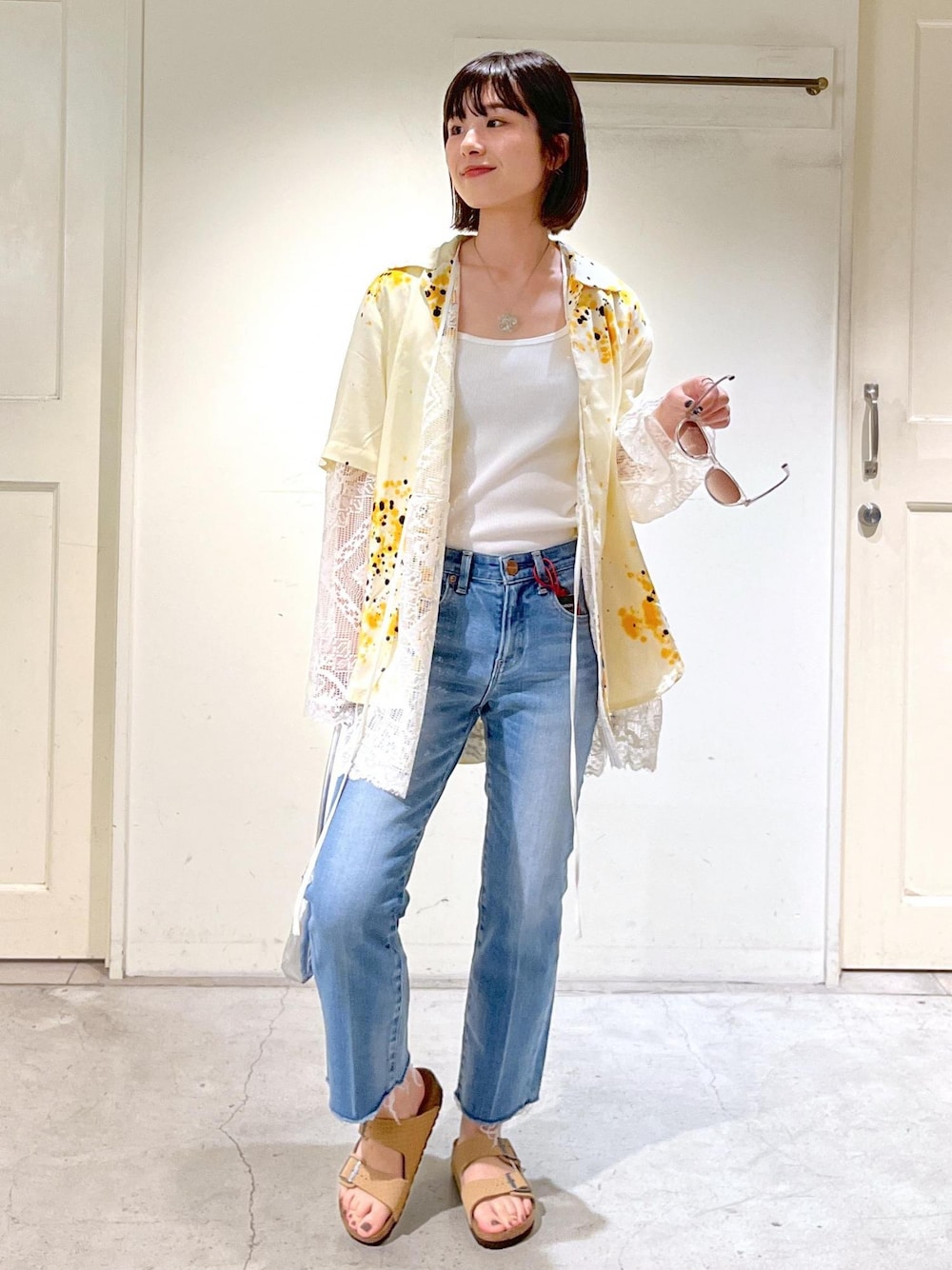「SUKU HOME、ルームウェア、パジャマ、ナイトウェア、ジャケット、KINAN、タンクトップ、RED CARD TOKYO、Marmalade Ankle、BIRKENSTOCK、Arizona VL Dotted、kokyo、ミニバッグ、シルバー、messy weekend」｜「SALON adam et rope'のスカラップレースジャケット/ガウン カーディガン（ノーカラージャケット、ホワイト系）」を使った、michiruさん（レディース・156cm）の春コーディネートの1枚目の写真