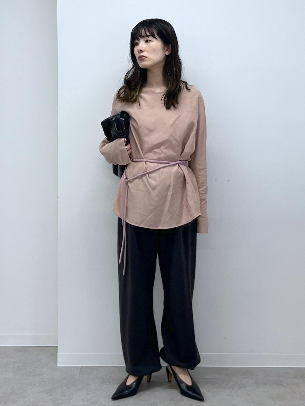 「GENTLE SILK、ピンク、チャコール、ＷＳ、レザー、ブラック、ミニバッグ、extreme cashmere、初秋コーデ、秋コーデ、デートコーデ、お出かけコーデ、旅行コーデ、アウトドアコーデ、パンツスタイル」｜「SALON adam et rope'の[25AW]GENTLE SILK ロングスリーブプルオーバー【セットアップ対応・洗える】（シャツ/ブラウス、ピンク系）」を使った、michiruさん（レディース・156cm）の夏コーディネートの1枚目の写真