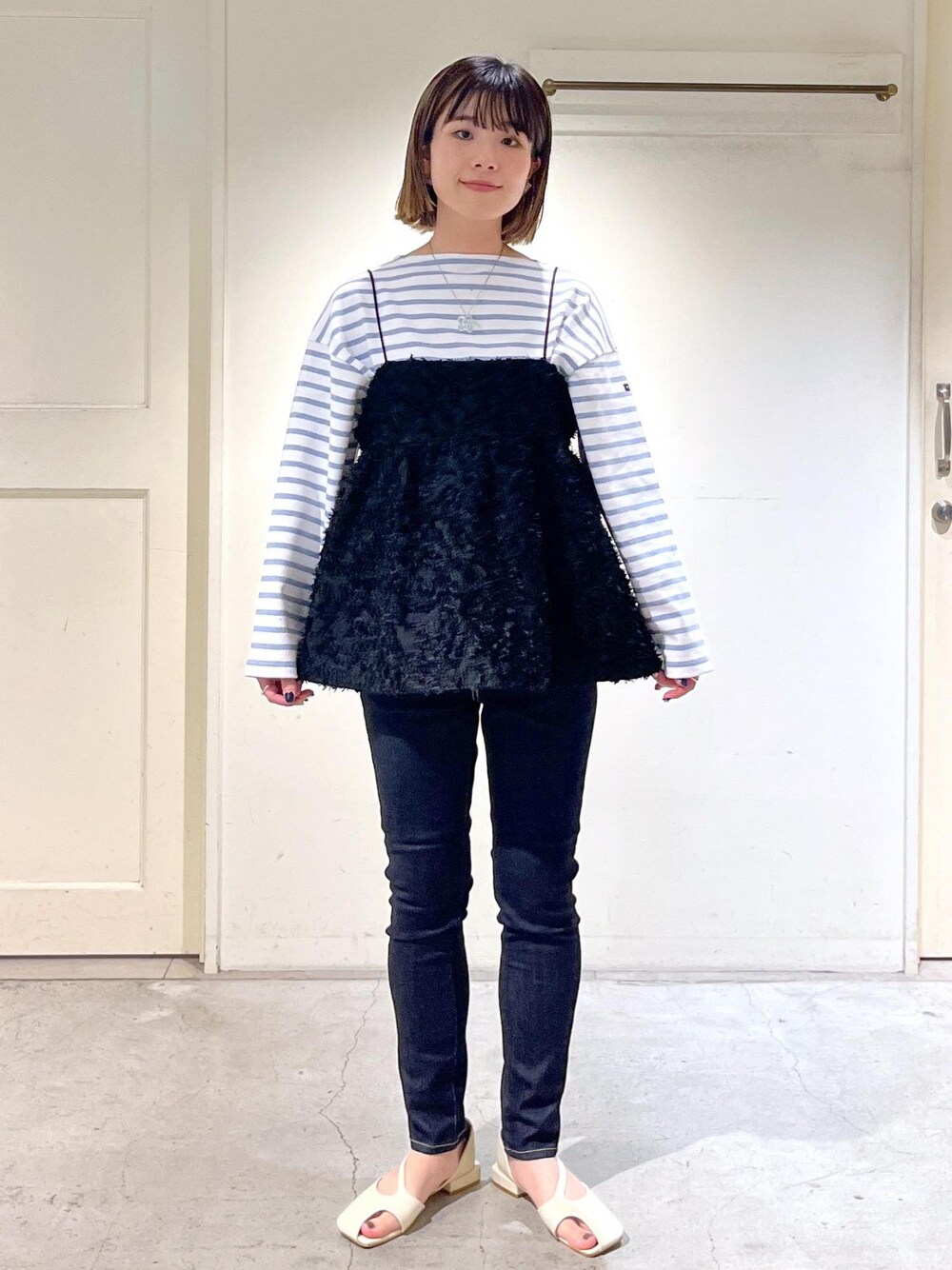 「SAINT JAMES、ウェッソン、ドロップショルダー、ボーダー、KIRYU、redcardtokyo、popup、ハンドバッグ、ブラック、キャミソール、ビスチェ、パンツ、デニム、サンダル、サロンアダムエロペ」｜「SALON adam et rope'のジャガードワンハンドルバッグ（ハンドバッグ、ブラック系）」を使った、michiruさん（レディース・156cm）の春コーディネートの1枚目の写真