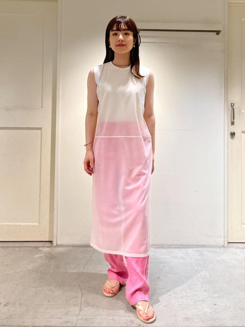 「骨格ウェーブ、ブルベ、低身長、Hanes、シアー、アメリカンスリーブ、麻、ベイカーパンツ、NICOLAS LAINAS、サロンアダムエロペ、SALON　adam et rope'、タンクトップ、ワンピース、お出かけコーデ、サンダル」｜「NICOLAS LAINASの【NICOLAS LAINAS（ニコラスライナス）】コンフォートソールトングサンダル（サンダル、ベージュ系）」を使った、michiruさん（レディース・156cm）の夏コーディネートの1枚目の写真