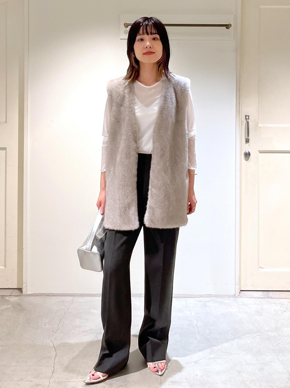 「ジレ、GGG for SALON、GOOD PEOPLE GOOD STITCHING GOOD PRODUCT、シアー、VISTO WOOL GABA、ウール、ボディバッグ、レザー、ブラック、シルバー、グレー、ファー、ホワイト、Tシャツ、クルーネック」｜「SALON adam et rope'の【雑誌掲載】【追加】レザーボックスショルダーバッグ（ショルダーバッグ、シルバー系）」を使った、michiruさん（レディース・156cm）の秋コーディネートの1枚目の写真