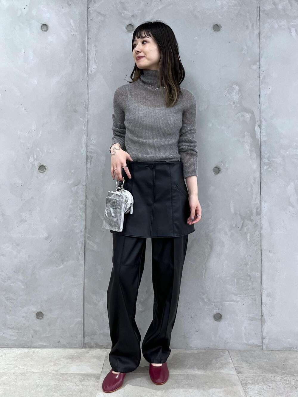 「骨格ウェーブ、ブルベ、低身長、シアー、フェイクレザー、テーパードパンツ、ビスチェ、パンプス、MARTINIANO、Americana、23AW秋の新作、サロンアダムエロペ、SALON　adam et rope'、秋服準備はじめました、セットアップ」｜「SALON adam et rope'のフェイクレザービスチェ【セットアップ対応】（チューブトップ、ブラック系）」を使った、michiruさん（レディース・156cm）の夏コーディネートの1枚目の写真