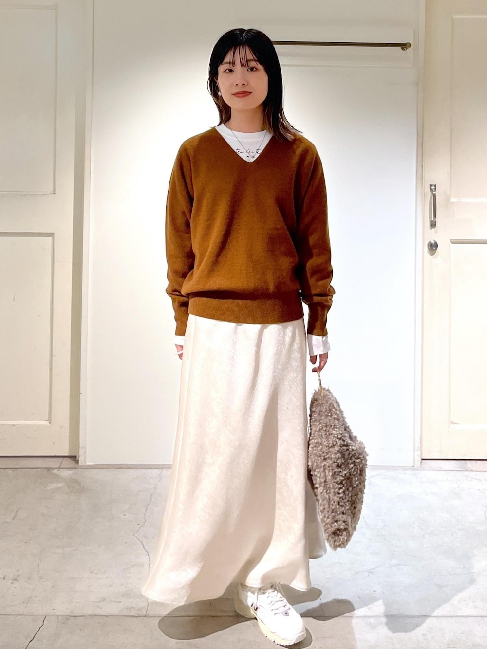 「カシミヤ、ニット、プルオーバー、ブラウン、Ｖネック、Jean Cocteau、Tシャツ、ホワイト、フレアスカート、サテン、New Balance、ML725、helen Moore、ファーバッグ、もこもこバッグ」｜「HELEN MOOREの【helen Moore】Detachable Gold（ハンドバッグ、ブラウン系）」を使った、michiruさん（レディース・156cm）の秋コーディネートの1枚目の写真