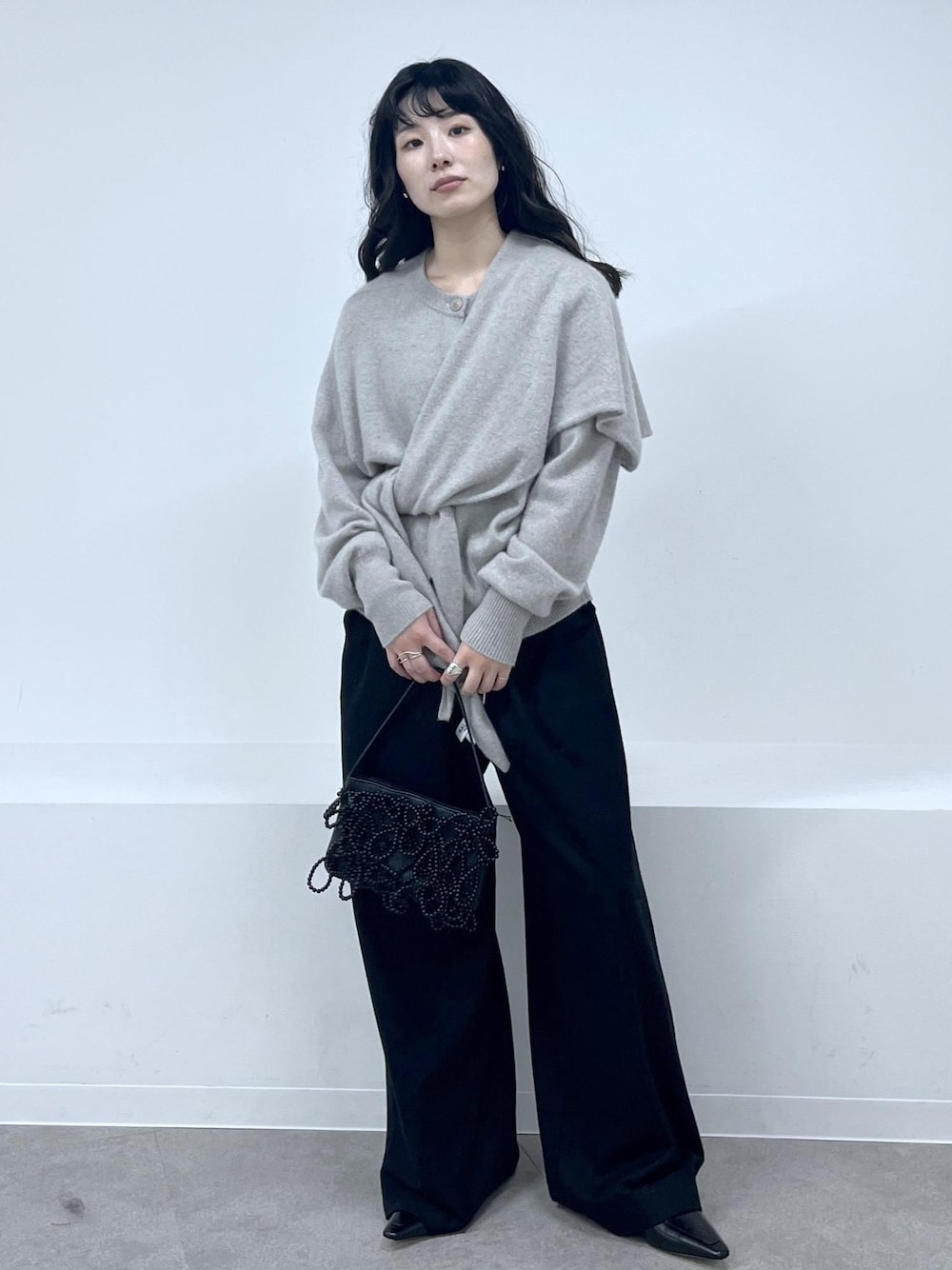 ベージュ系のカーディガン/ボレロ、ブラック系のその他パンツ、ブラック系のローファーを着用したレディースの秋コーディネートの1枚目の写真