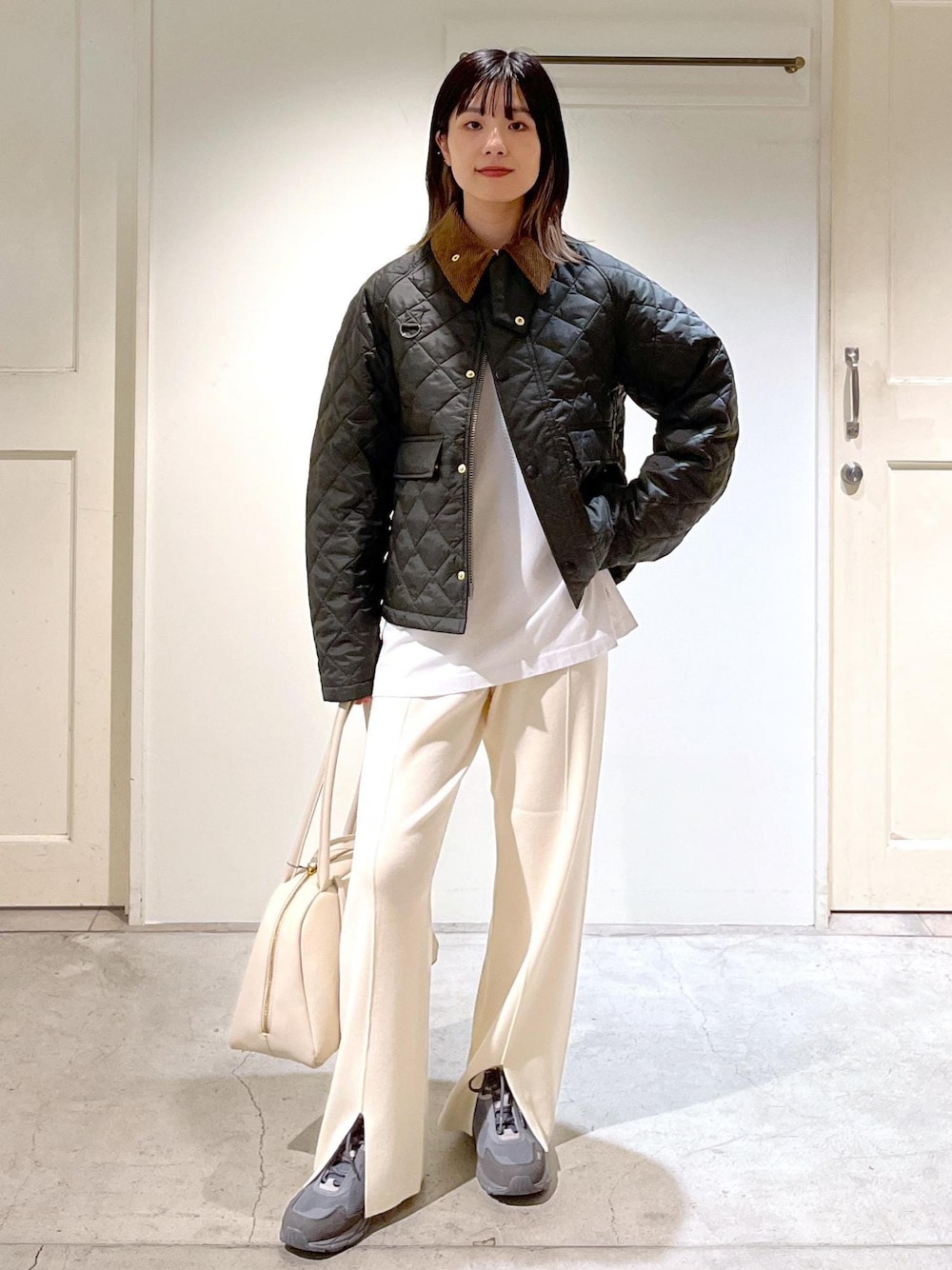 「Barbour、130周年記念モデル、ジャケット、中綿ブルゾン、キルティング、カーキ、TEKLA、Tシャツ、ホワイト、スウェット、ウール、ニットパンツ、MOONSTAR、810s、TRASDEN」｜「MoonStarの【MOONSTAR(ムーンスター)】810s TRASDEN（スニーカー、グレー系）」を使った、michiruさん（レディース・156cm）の秋コーディネートの1枚目の写真