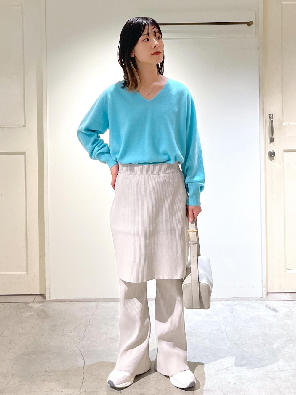 「カシミヤ、ニット、プルオーバー、Ｖネック、サックス、リブ、パンツ、レギンス、ライトグレー、MOONSTAR、810s、ホワイト、TRASDEN、レザー、秋コーデ」｜「SALON adam et rope'の【追加】レザーボックスショルダーバッグ（ショルダーバッグ、グレー系）」を使った、michiruさん（レディース・156cm）の秋コーディネートの1枚目の写真