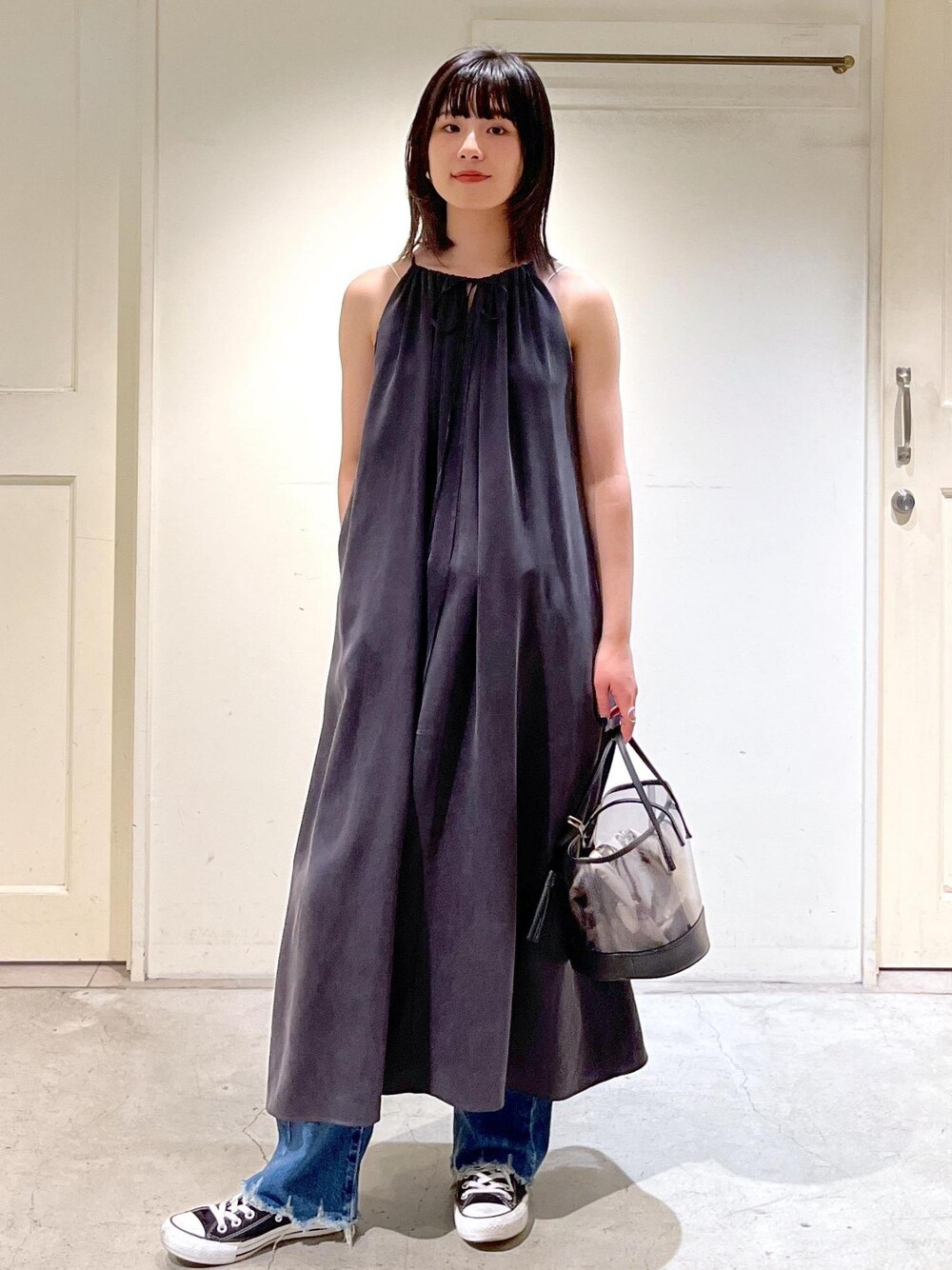 「24SS春の新作、GENTLE SILK、ジェントルシルク、2way、キャミワンピース、チャコール、KURO for SALON、KURO、別注、デニム、ブルー、パンツ、BAGMATI、バグマティ、クリアバック」｜「KUROの【KURO for SALON（クロ）】別注OPTIMA WASH/デニムパンツ（デニムパンツ、ブルー系）」を使った、michiruさん（レディース・156cm）の冬コーディネートの1枚目の写真