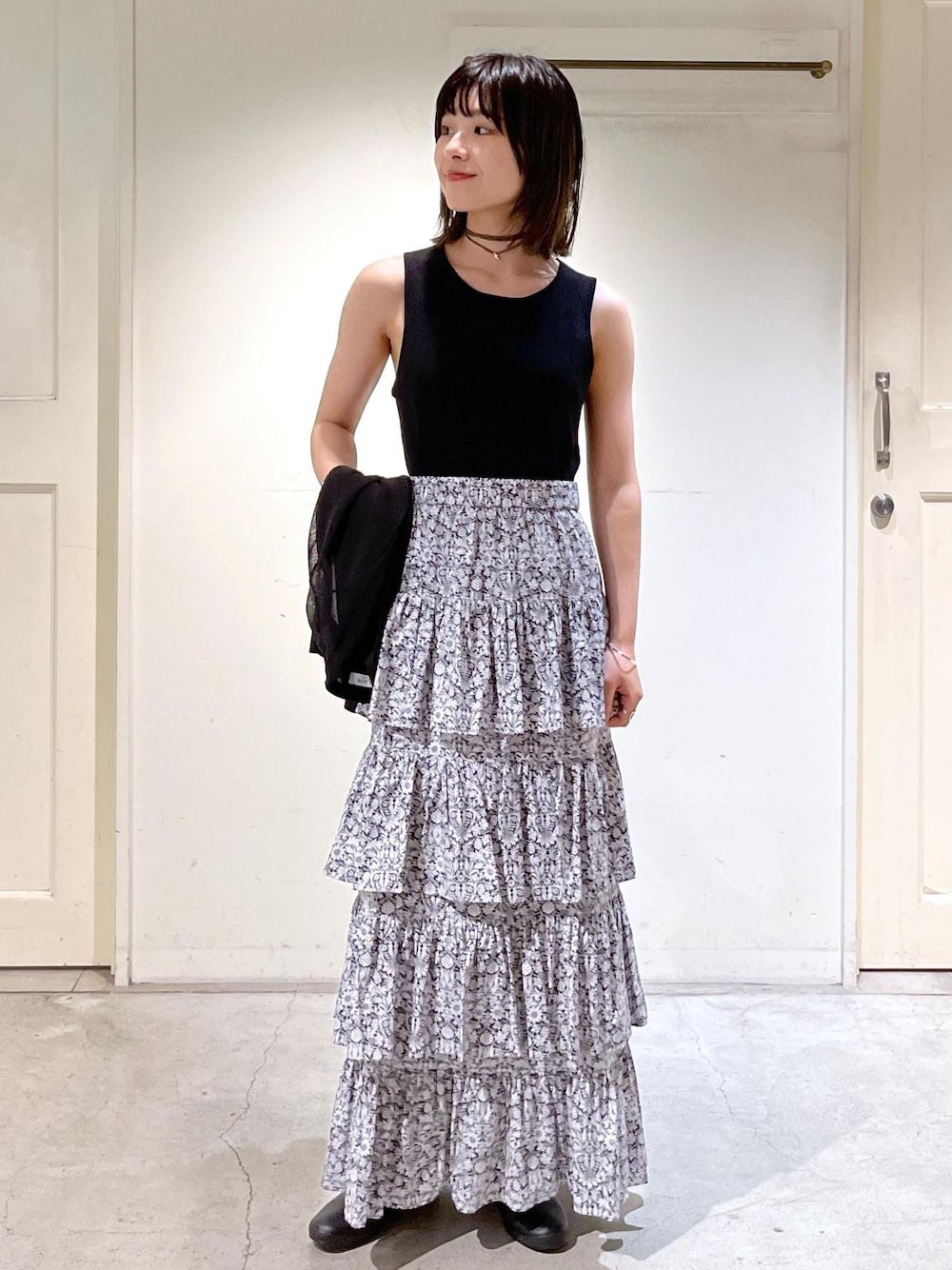 「シアー、LIBERTY、P.NINA、MOONSTAR FINE VULCANIZED、LITE PRIM ST、ブラック、ノースリーブ、ロング、ウエストゴム、ティアードスカート、春コーデ、初夏コーデ、夏コーデ、デートコーデ、お出かけコーデ」｜「SALON adam et rope'の[24SS]LIBERTY（リバティ）プリントティアードスカート【洗える】（スカート、ブラック系）」を使った、michiruさん（レディース・156cm）の夏コーディネートの1枚目の写真