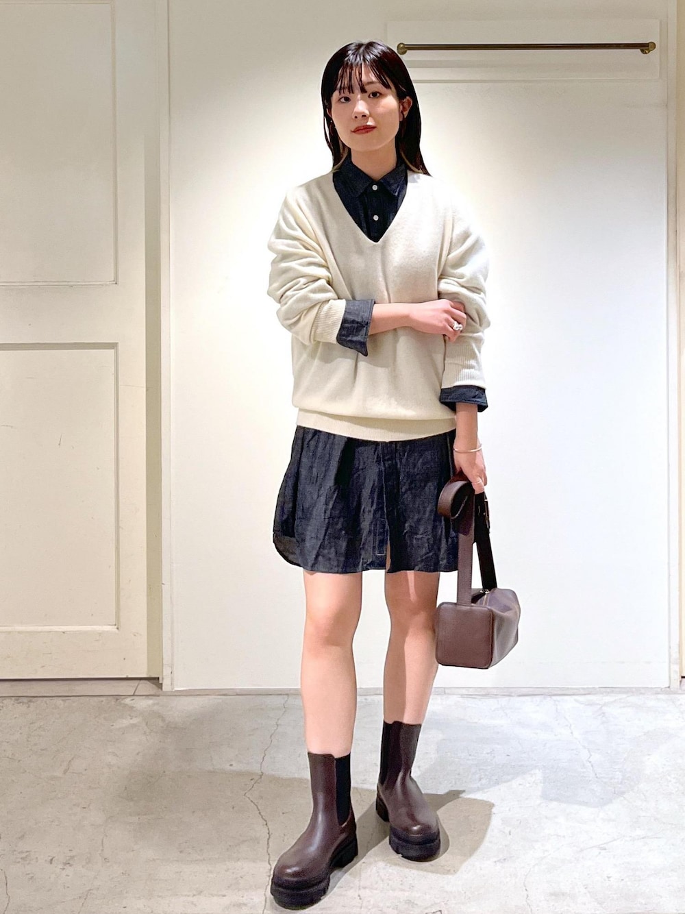「カシミヤ、ニット、プルオーバー、ホワイト、Ｖネック、INDIVIDUALIZED SHIRTS for SALON、シャツ、オーバーシャツ、デニムシャツ、ブラック、REMME、チェルシーブーツ、ダークブラウン、レザー、秋コーデ」｜「SALON adam et rope'の【雑誌掲載】【追加】レザーボックスショルダーバッグ/クロスボディバッグ（ショルダーバッグ、ブラウン系）」を使った、michiruさん（レディース・156cm）の秋コーディネートの1枚目の写真