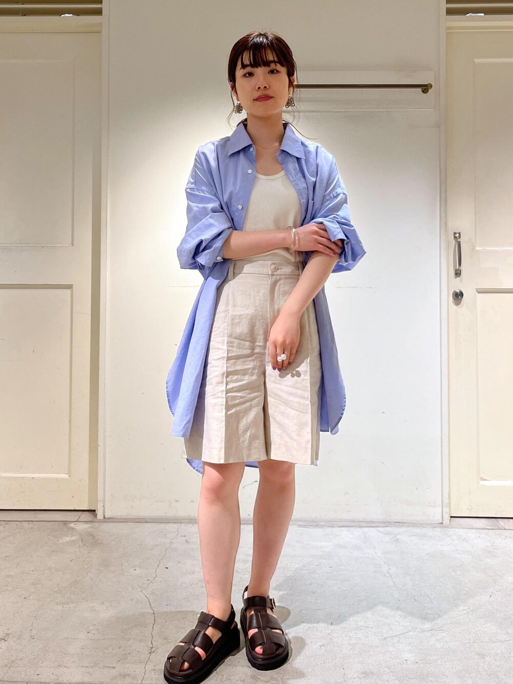 「骨格ウェーブ、ブルベ、低身長、Americana、アメリカーナ、タンクトップ、ショートパンツ、レザーサンダル、MOHI、サロンアダムエロペ、SALON　adam et rope'、夏コーデ、休日スタイル、ビッグシルエット、お出かけコーデ」｜「SALON adam et rope'の【セットアップ対応】麻混ヘリンボンショートパンツ（その他パンツ、ベージュ系）」を使った、michiruさん（レディース・156cm）の夏コーディネートの1枚目の写真