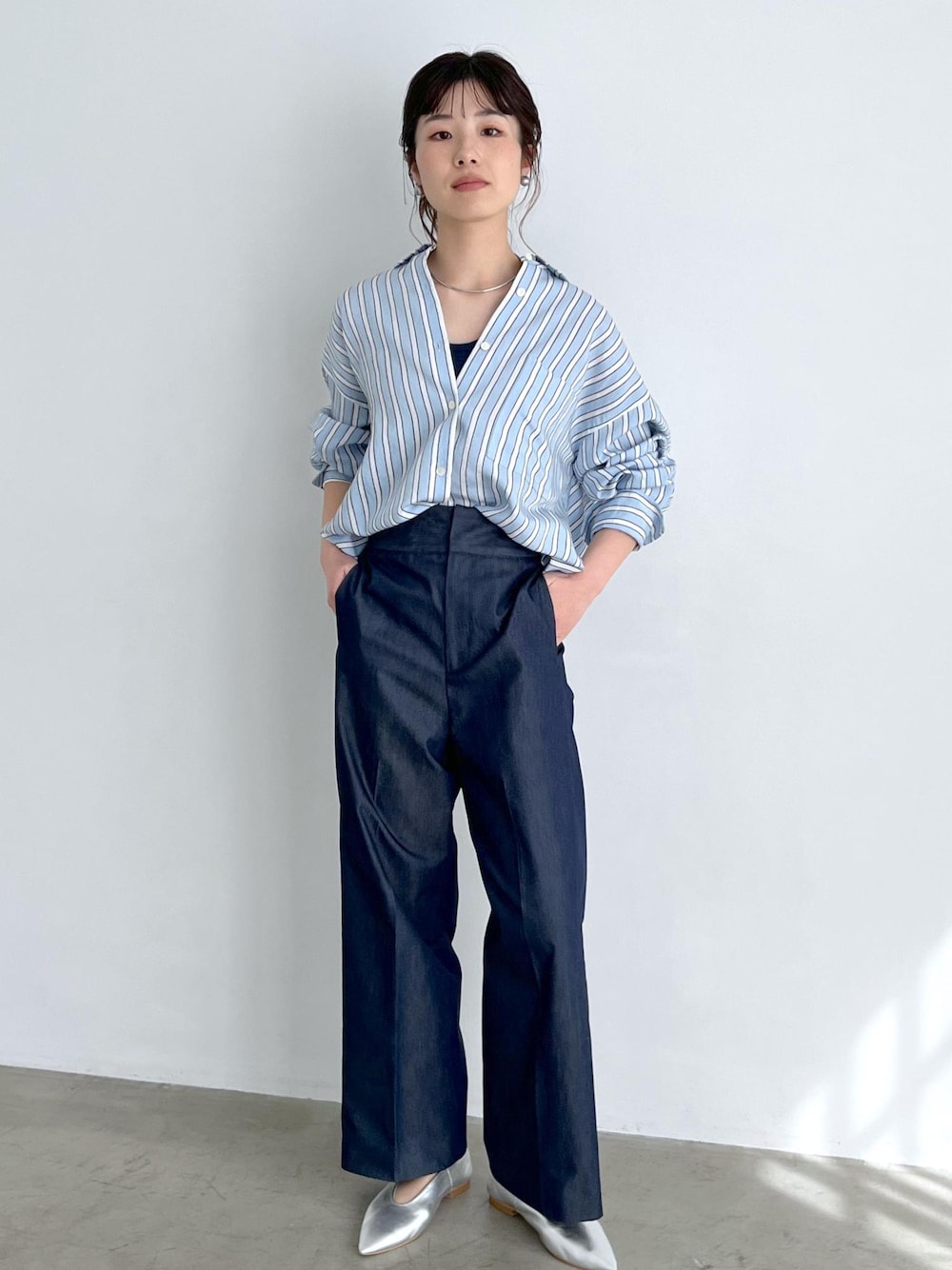 「オーバーシャツ、ストライプ、ブルー、Hug Silk、シルク、ネイビー、デニム、シルバー、レザー、初春コーデ、春コーデ、デートコーデ、お出かけコーデ、旅行コーデ、アウトドアコーデ」｜「SALON adam et rope'のHug Silk ラウンドネックタンクトップ（タンクトップ、ブルー系）」を使った、michiruさん（レディース・156cm）の春コーディネートの1枚目の写真