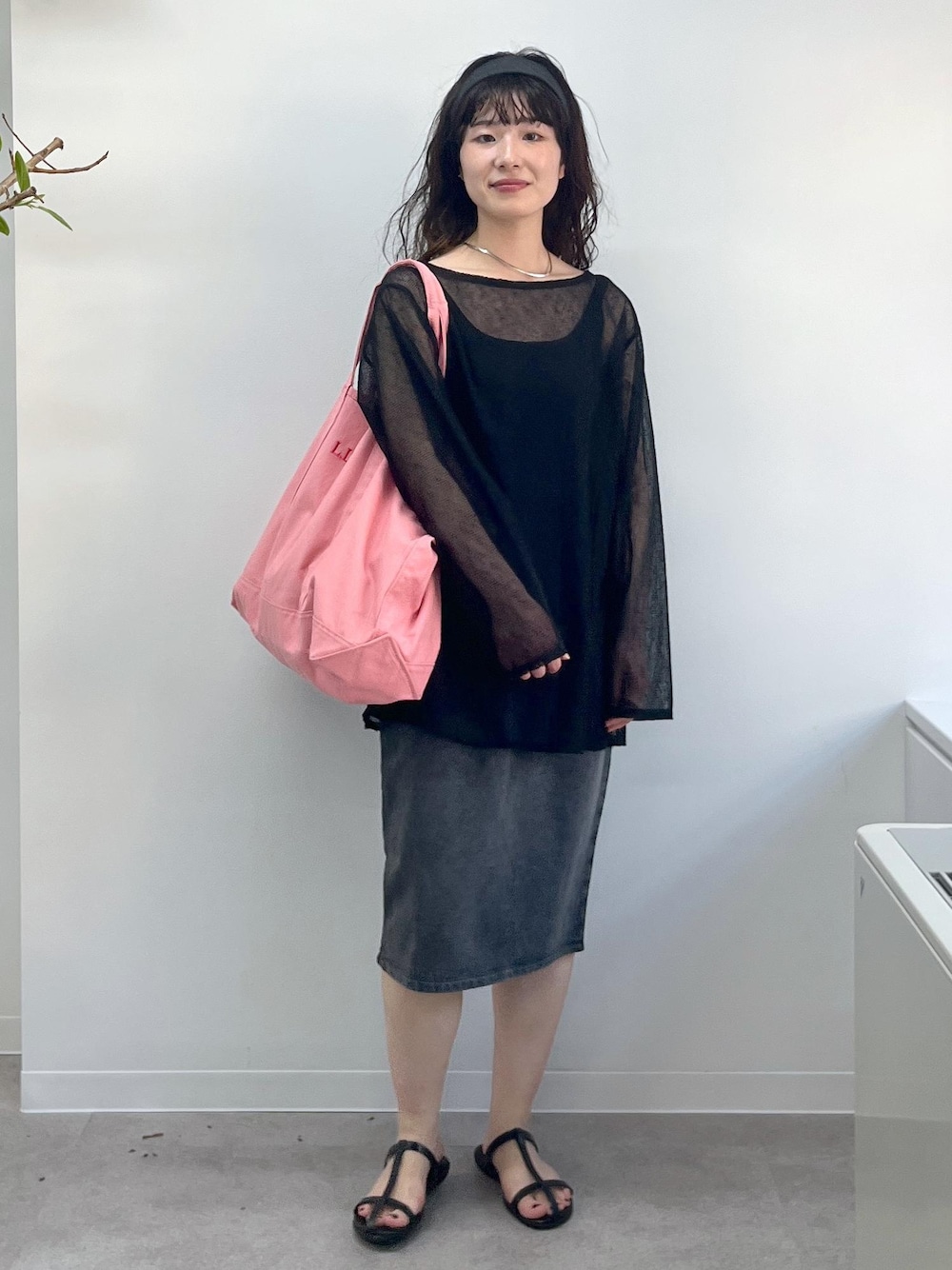 「シアー、リネン、プリマベール、ガーメント、MOHI、L.L.Bean、L.L.Bean for SALON、グロサリートート、初夏コーデ、夏コーデ、デートコーデ、お出かけコーデ、旅行コーデ、推し活コーデ、女子会コーデ」｜「MOHIの【MOHI（モヒ）】サンダル（サンダル、ブラック系）」を使った、michiruさん（レディース・156cm）の春コーディネートの1枚目の写真