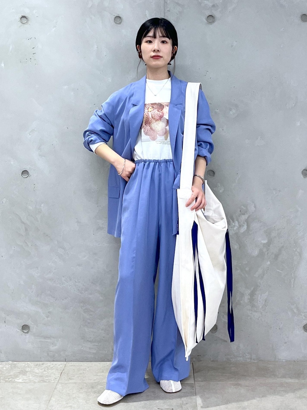 「ジャケット、シャツジャケット、ブルー、duft、フラワー、フォトプリント、Tシャツ、ホワイト、パンツ、ブーツ、メッシュ、フラワーバッグ、ショルダーバッグ、GENTLE SILK、PELLICO SUNNY」｜「SALON adam et rope'の[25SS]GENTLE SILK パンツ【セットアップ対応】（その他パンツ、ブルー系）」を使った、michiruさん（レディース・156cm）の冬コーディネートの1枚目の写真