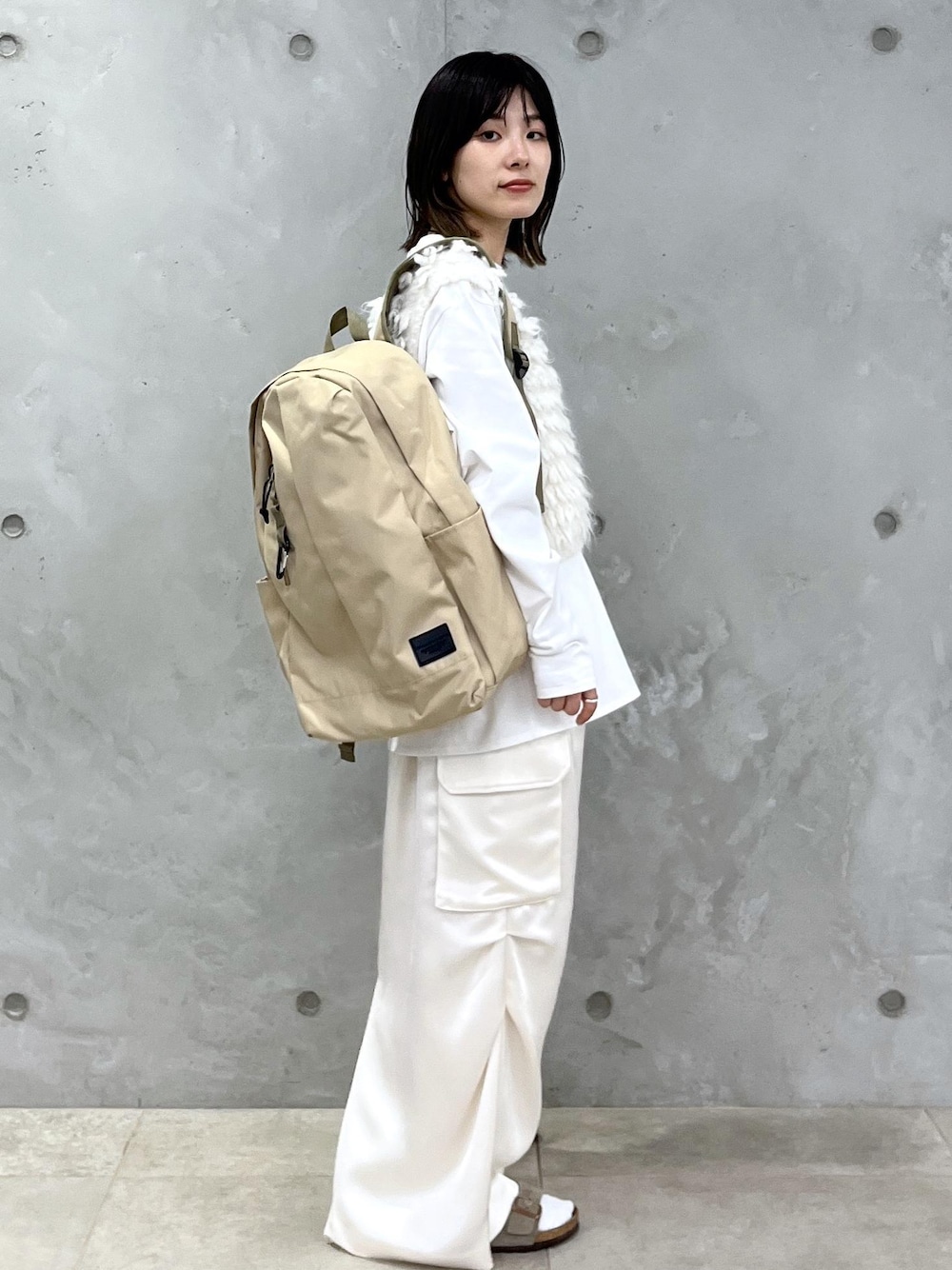 「ファー、Yves Klein、Tシャツ、WEB限定、ミリタリースカート、サテン、マザーズリュック、トップス、Tシャツ/カットソー、ベスト、SHJ34210、SHM34720、24バッグ_pickup、NEWバッグ_pickup、YvesKlein」｜「SALON adam et rope'の[新色追加！]【WEB限定】[ショルダーバッグ付き・ユニセックスで使える・軽量]マザーズリュック3（バックパック/リュック、ホワイト系）」を使った、michiruさん（レディース・156cm）の夏コーディネートの1枚目の写真