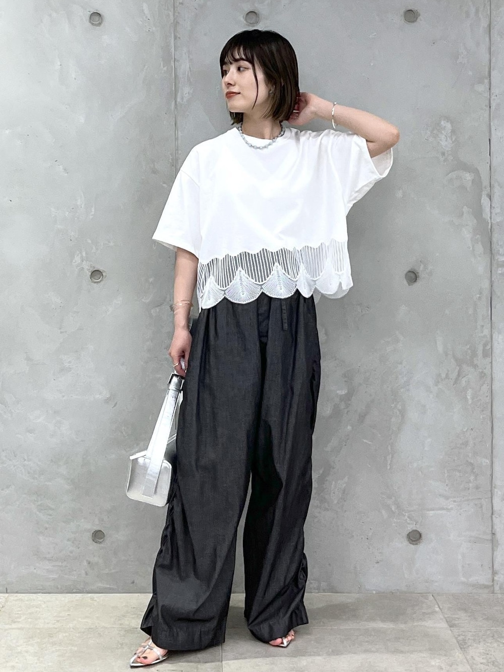 「EMYU RAKUSAI、シアー、Gabriela Coll Garments、BRENTELLA、シルバー、レザー、サロンアダムエロペ、NIPPON CULTURE、24SS春の新作、24SS予約、24SS夏の新作、骨格ウェーブ、ブルべ、春ファッション、夏ファッション」｜「SALON adam et rope'の【雑誌掲載】【追加】レザーボックスショルダーバッグ（ショルダーバッグ、シルバー系）」を使った、michiruさん（レディース・156cm）の春コーディネートの1枚目の写真