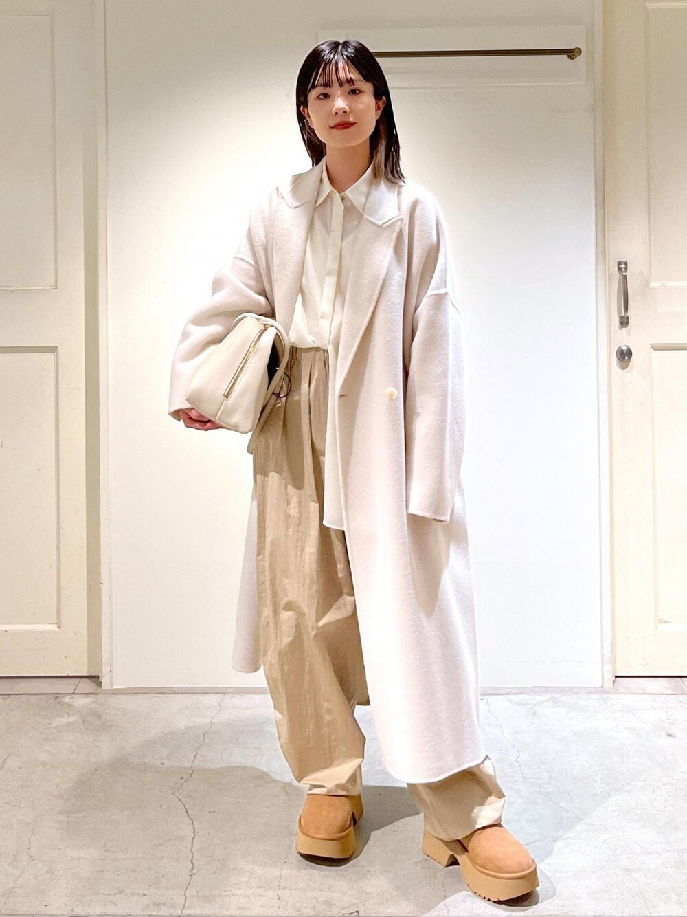「ピュアラムウール、ロングコート、アウター、ホワイト、ウール、シアー、シャツ、オーバーサイズ、カービーパンツ、ベージュ、UGG、アグ、厚底ブーツ、レザー、初冬コーデ」｜「SALON adam et rope'の[追加]コットンリブカップ付きVネックキャミソール2（キャミソール、ホワイト系）」を使った、michiruさん（レディース・156cm）の秋コーディネートの1枚目の写真