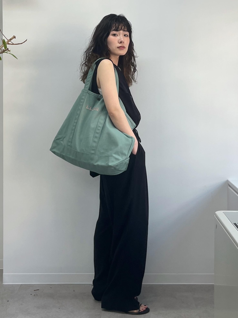 「L.L.Bean for SALON、L.L.Bean、グロサリートート、カーキ、バックサテン、ブラック、プリマベール、ホワイト、BRENTELLA、VIRNINA、ミュール、初夏コーデ、夏コーデ、お仕事コーデ、デートコーデ」｜「SALON adam et rope'のプリマベールファームリーリブタンクトップ［UVケア・洗える］（タンクトップ、ホワイト系）」を使った、michiruさん（レディース・156cm）の春コーディネートの1枚目の写真