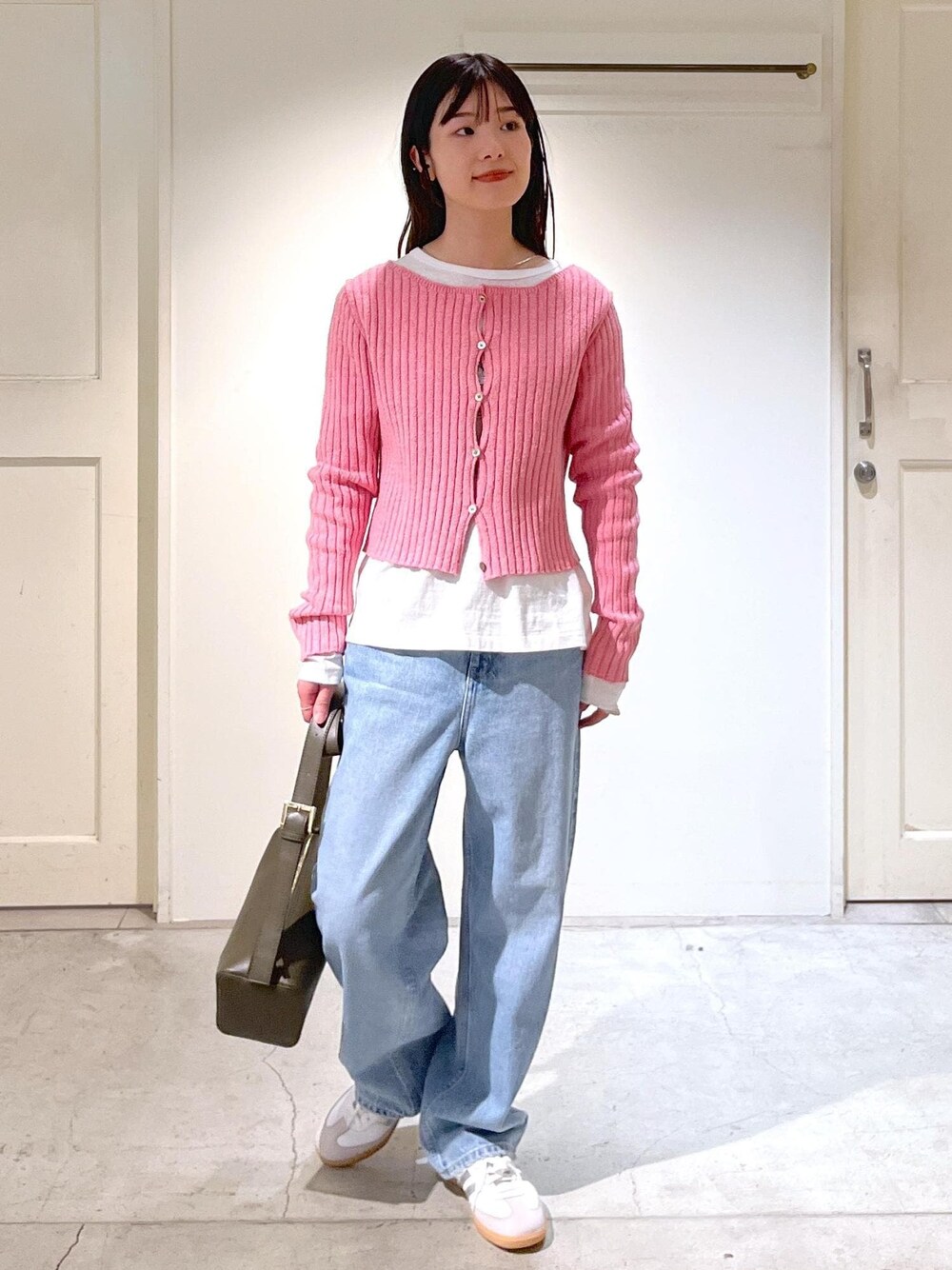 「ローシルク、2way、リブ、ピンク、クロップド丈、Tシャツ、ホワイト、RED CARD TOKYO for SALON、RED CARD TOKYO、デニム、Dakota、ブルー、ボディバッグ、レザー、カーキ」｜「RED CARD TOKYOの【RED CARD TOKYO（レッドカードトーキョー）for SALON】別注Dakota/デニム（デニムパンツ、ブルー系）」を使った、michiruさん（レディース・156cm）の冬コーディネートの1枚目の写真