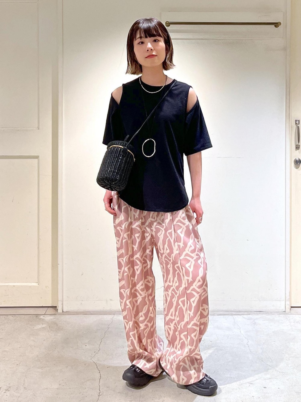 「DELIY、シーサイドダンサープリント、KEEN、ハンドバッグ、BAGMATI、カゴバッグ、ERICKA NICOLAS BEGAY、シルバーアクセサリー、ブラック、ショルダーバッグ、プルオーバー、オープンショルダー、パンツ、ピンク、ワイド」｜「SALON adam et rope'のシーサイドダンサープリントパンツ【セットアップ対応】（その他パンツ、イエロー系）」を使った、michiruさん（レディース・156cm）の春コーディネートの1枚目の写真