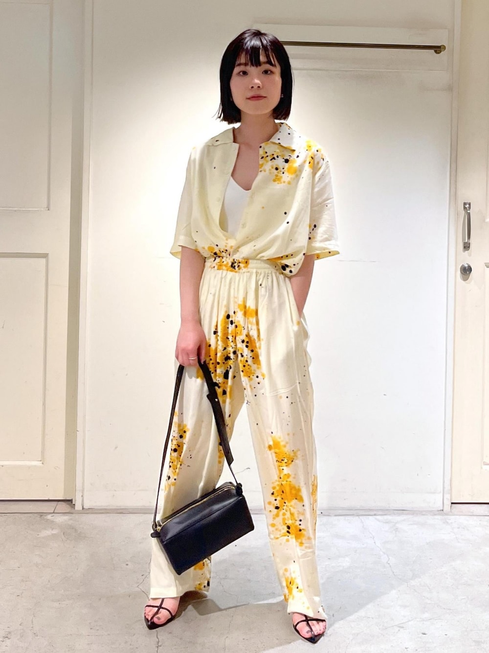 「SUKU HOME、パジャマ、ルームウェア、キャミソール、BRENTELLA、サンダル、レザー、シャツ、LA SCAIA、ブラック、ショルダーバッグ、ホワイト、花柄、イエロー、パンツ」｜「SALON adam et rope'のコットンリブカップ付きVネックキャミソール（キャミソール、ホワイト系）」を使った、michiruさん（レディース・156cm）の春コーディネートの1枚目の写真