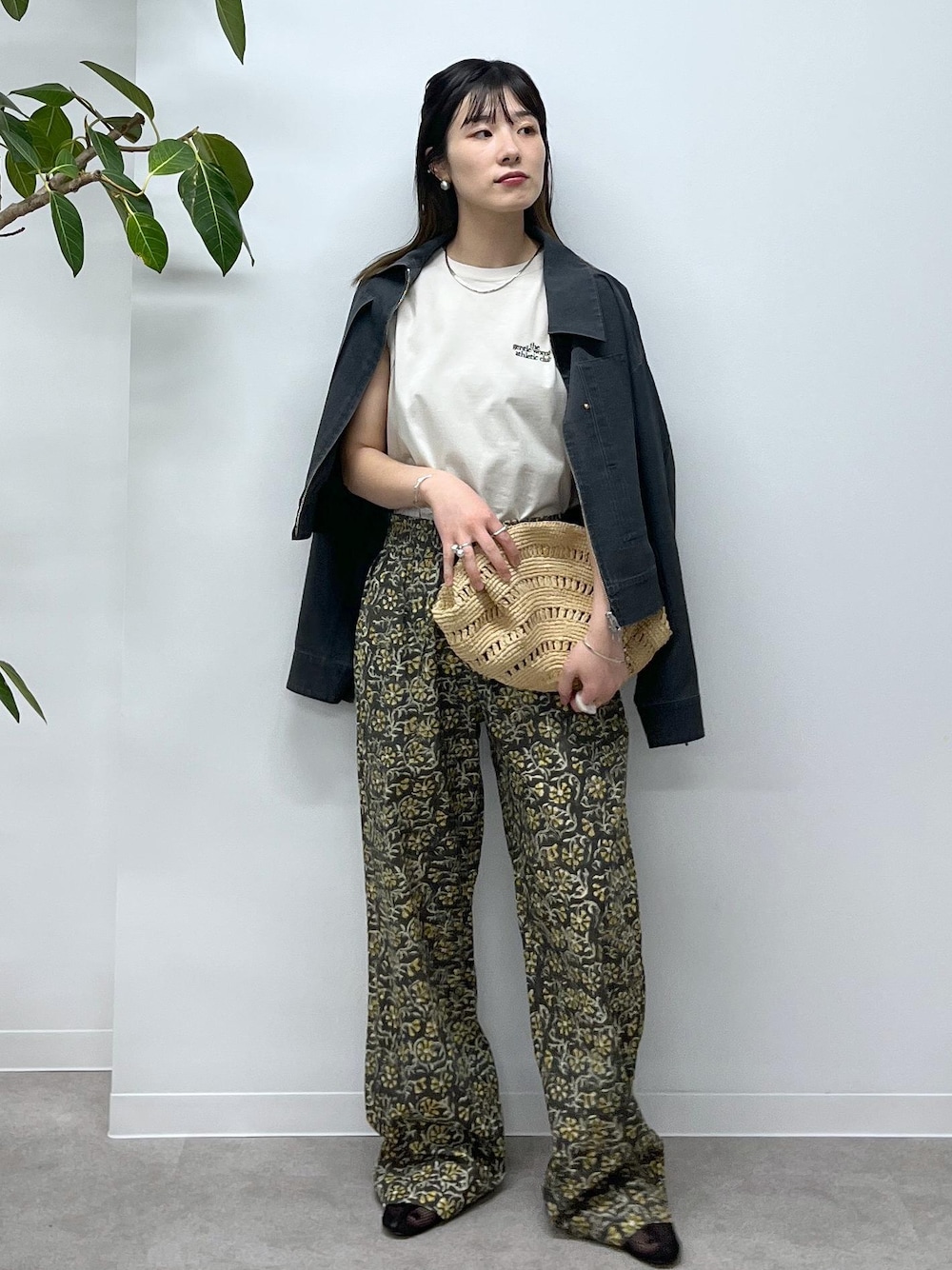 「チャコール、Americana for SALON、Americana、ノースリーブ、オフホワイト、COUTURE D'ADAM、ブロックプリント、グレー、柄、REMME、フラットシューズ、メッシュ、ブラック、MAISON N.H PARIS、クラッチバッグ」｜「REMMEの【REMME(レメ)】メッシュフラットシューズ（パンプス、ブラック系）」を使った、michiruさん（レディース・156cm）の冬コーディネートの1枚目の写真
