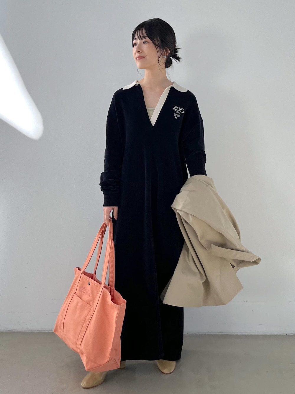 「コート、アウター、ステンカラー、テントシルエット、ベージュ、CreamyCotton、クリーミーコットン、ブラック、extreme cashmere、カシミヤ、チューブトップ、MARTINIANO、L.L.Bean for SALON、マザーズバッグ、ピンク」｜「SALON adam et rope'のポロワンピース-CreamyCotton /クリーミーコットン-（ワンピース、ブラック系）」を使った、michiruさん（レディース・156cm）の冬コーディネートの1枚目の写真