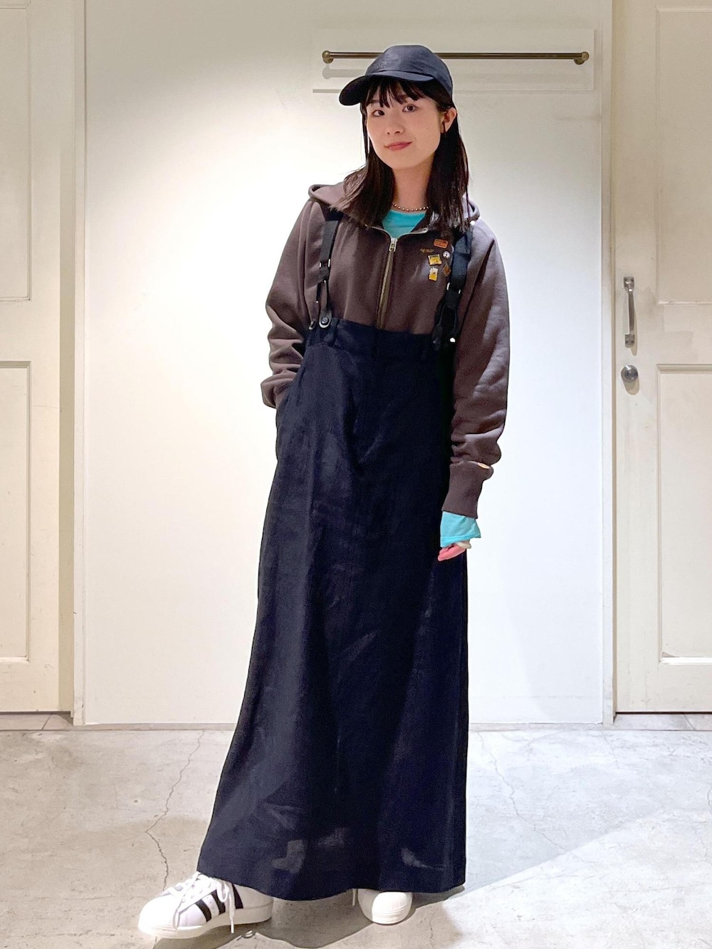 「アズマ裏毛、クロップド丈、カーキ、Baserange、Tシャツ、ブルー、トラペーズライン、ヨーロピアンフラックス、リネン、サスペンダー、ブラック、WEB限定、adidas、SUPERSTAR82、ホワイト」｜「AMERICANAの【Americana（アメリカーナ） for SALON】別注CAP（キャップ、ブラック系）」を使った、michiruさん（レディース・156cm）の冬コーディネートの1枚目の写真