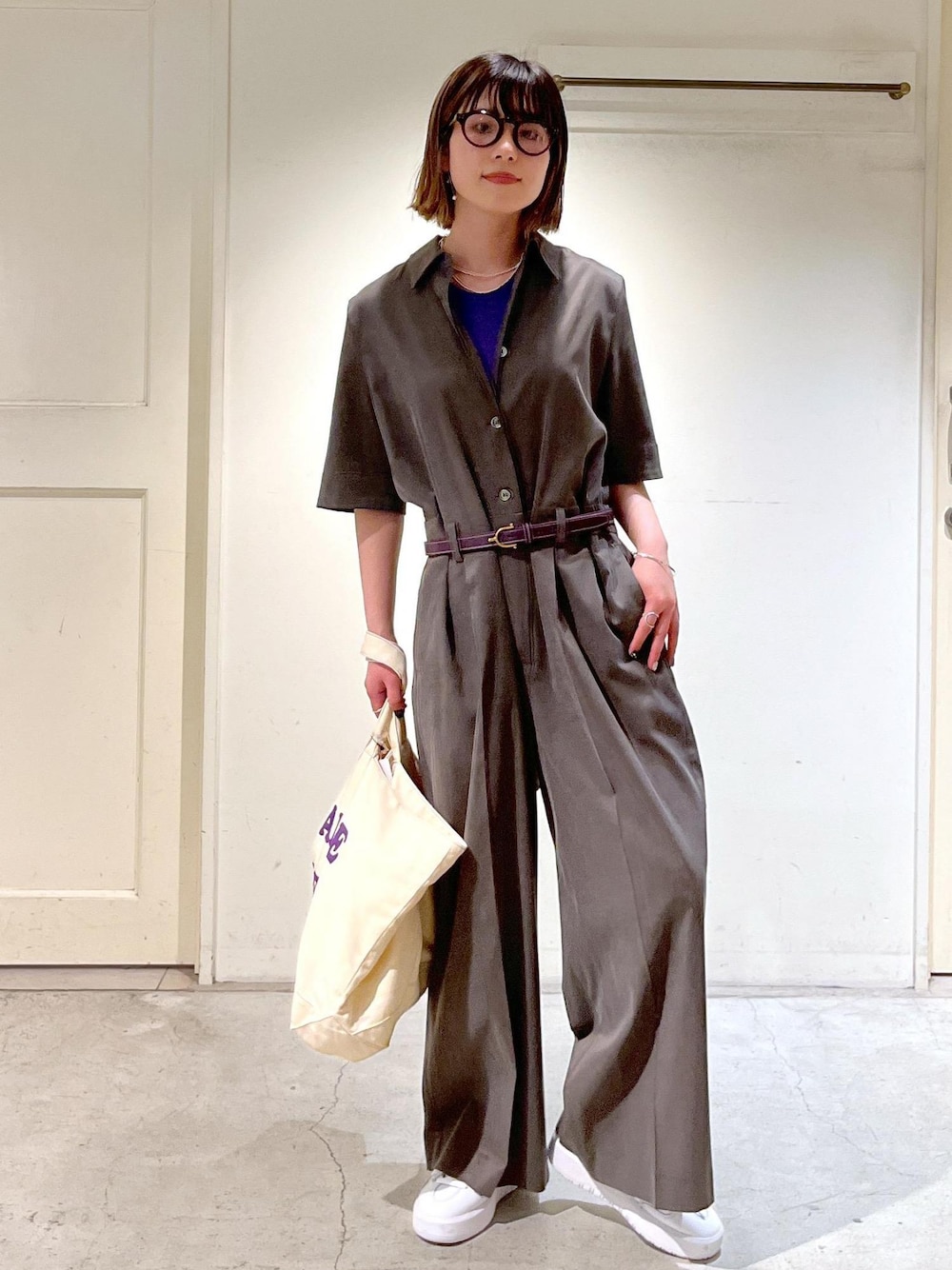 「カーキ、アメリカンスリーブ、タンクトップ、パープル、Smile Cotton、TORY LEATHER、ベルト、New Balance、CT302C、BAGNATI、ホワイト、トートバッグ、オールインワン、スニーカー、サロンアダムエロペ」｜「SALON adam et rope'の【Smile Cotton】カップ付きアメリカンスリーブタンクトップ（タンクトップ、パープル系）」を使った、michiruさん（レディース・156cm）の春コーディネートの1枚目の写真