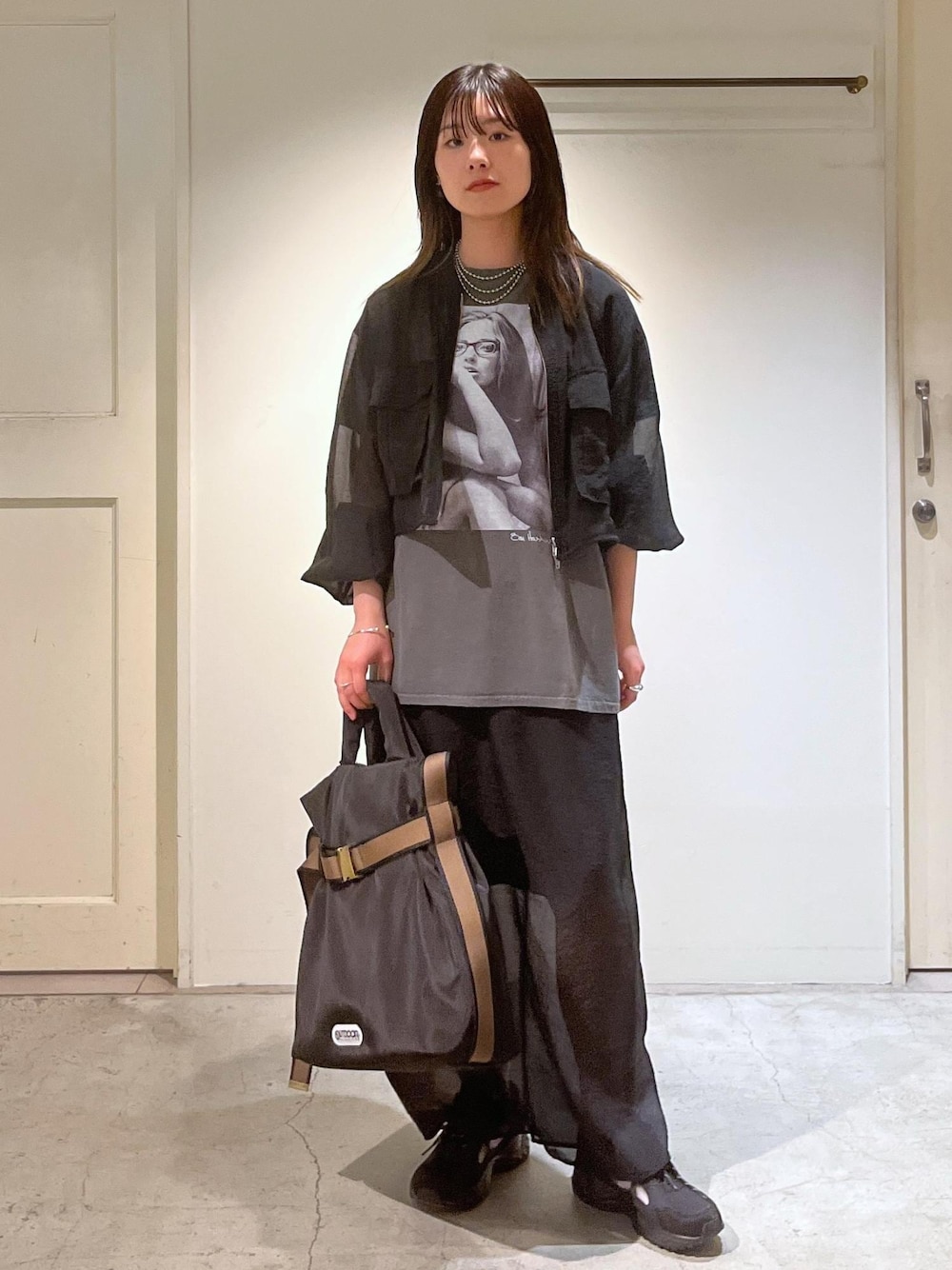 「羽織、COUTURE D'ADAM、クチュール ド アダム、チャコール、フォトプリント、タイトスカート、MOONSTAR、810s、STUDEN AERO、OUTDOOR PRODUCTS for SALON、初春コーデ、春コーデ、デートコーデ、お出かけコーデ、旅行コーデ」｜「OUTDOOR PRODUCTSの【追加・A4対応】【OUTDOOR PRODUCTS for SALON】別注2WAYトートバッグ4/アウトドアプロダクツ（トートバッグ、ブラック系）」を使った、michiruさん（レディース・156cm）の春コーディネートの1枚目の写真