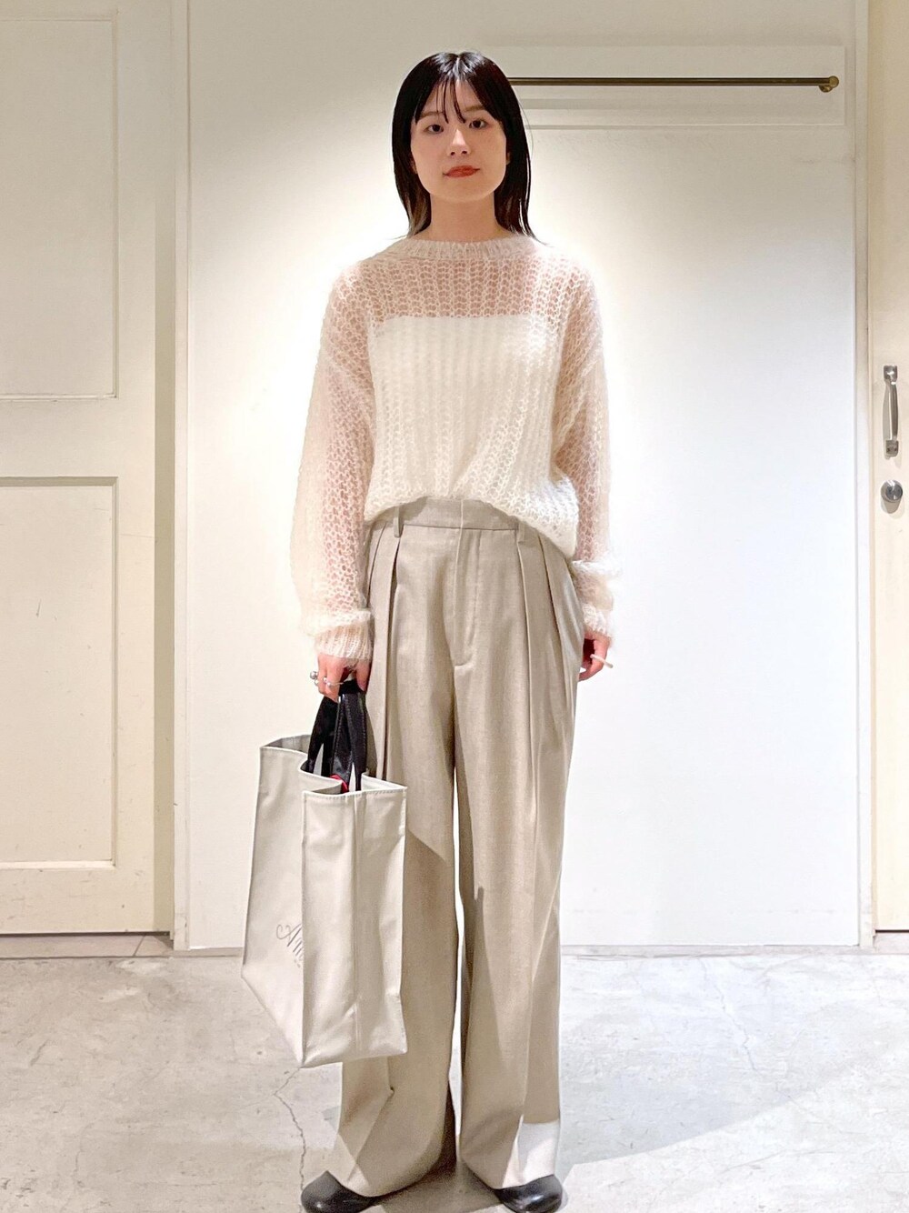 「BATONER、バトナー、モヘヤ、ニット、プルオーバー、ホワイト、ワイドパンツ、ベージュ、ウール、TEMBEA×Americana×SALON、グレー、初秋コーデ、秋コーデ、初冬コーデ、冬コーデ」｜「AMERICANAの【Americana×TEMBEA×SALON】別注トートバッグ＆ポシェットセット（トートバッグ、グレー系）」を使った、michiruさん（レディース・156cm）の秋コーディネートの1枚目の写真