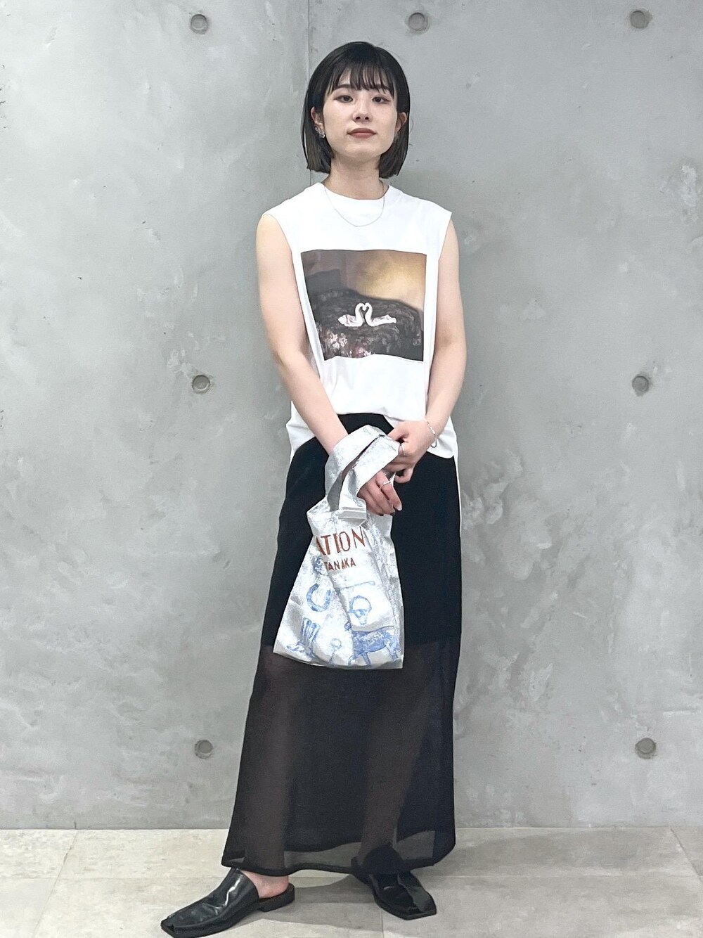 「Alec Soth、Tシャツ、シアー、Gabriela Coll Garments、BRIGITTE TANAKA × SALON、BRIGITTE TANAKA、ブリジットタナカ、シルバー、トートバッグ、ブラック、ホワイト、プルオーバー、ノースリーブ、スカート、タイトスカート」｜「SALON adam et rope'のシアーナローニットスカート【洗える】（スカート、ブラック系）」を使った、michiruさん（レディース・156cm）の春コーディネートの1枚目の写真