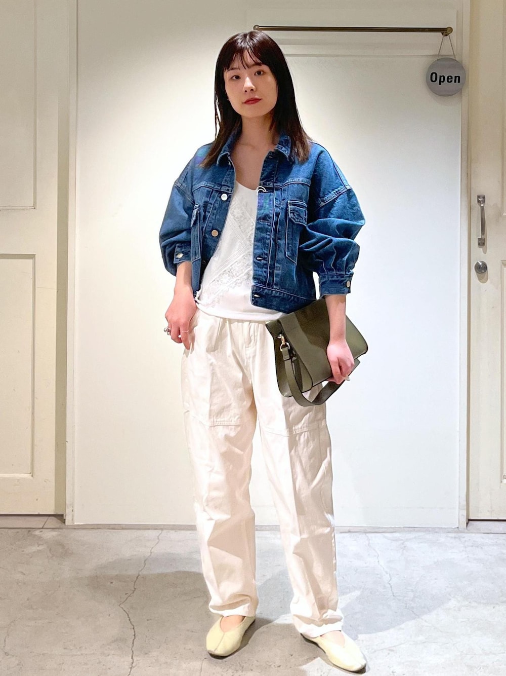 「redcardtokyo、デニムジャケット、デニム、ブルー、ホワイト、レース、ビスチェ、近江晒、カービーパンツ、オーガニックコットン、チェーンバッグ、クラッチバッグ、レザー、カーキ、Lafayette」｜「SALON adam et rope'の【2WAY】レザースクエアチェーンクラッチショルダーバッグ（ショルダーバッグ、グリーン系）」を使った、michiruさん（レディース・156cm）の冬コーディネートの1枚目の写真