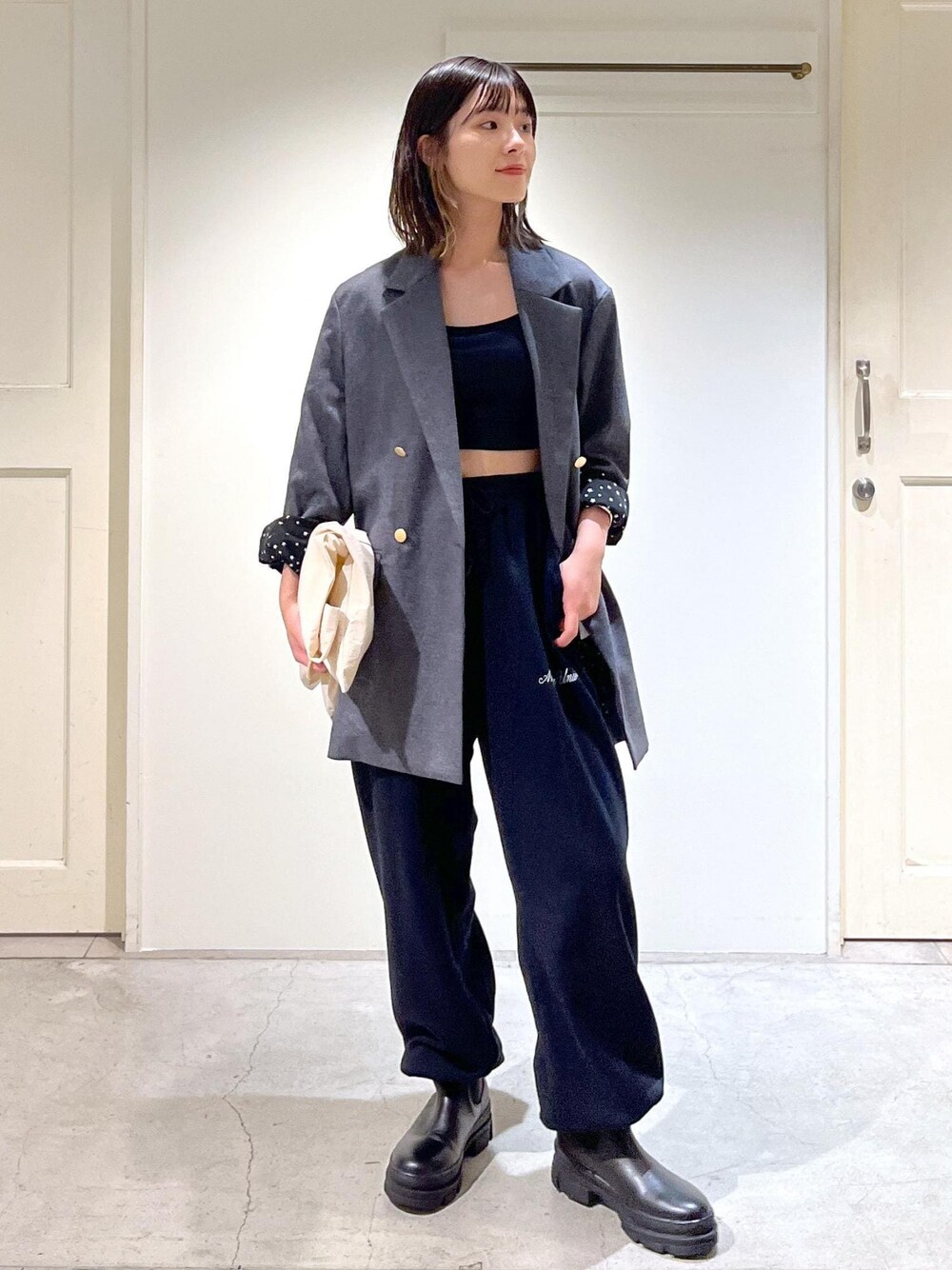 「新作、Americana for SALON、Americana、スウェット、トートバッグ、R&D.M.Co-OLDMAN'S TAILOR、グレー、ジャケット、オーバーサイズ、ダブルボタン、ブラック、レザー、厚底、初秋コーデ、秋コーデ」｜「AMERICANAの【Americana for SALON】別注メタルボタンダブルジャケット/ブレザー（テーラードジャケット、グレー系）」を使った、michiruさん（レディース・156cm）の秋コーディネートの1枚目の写真