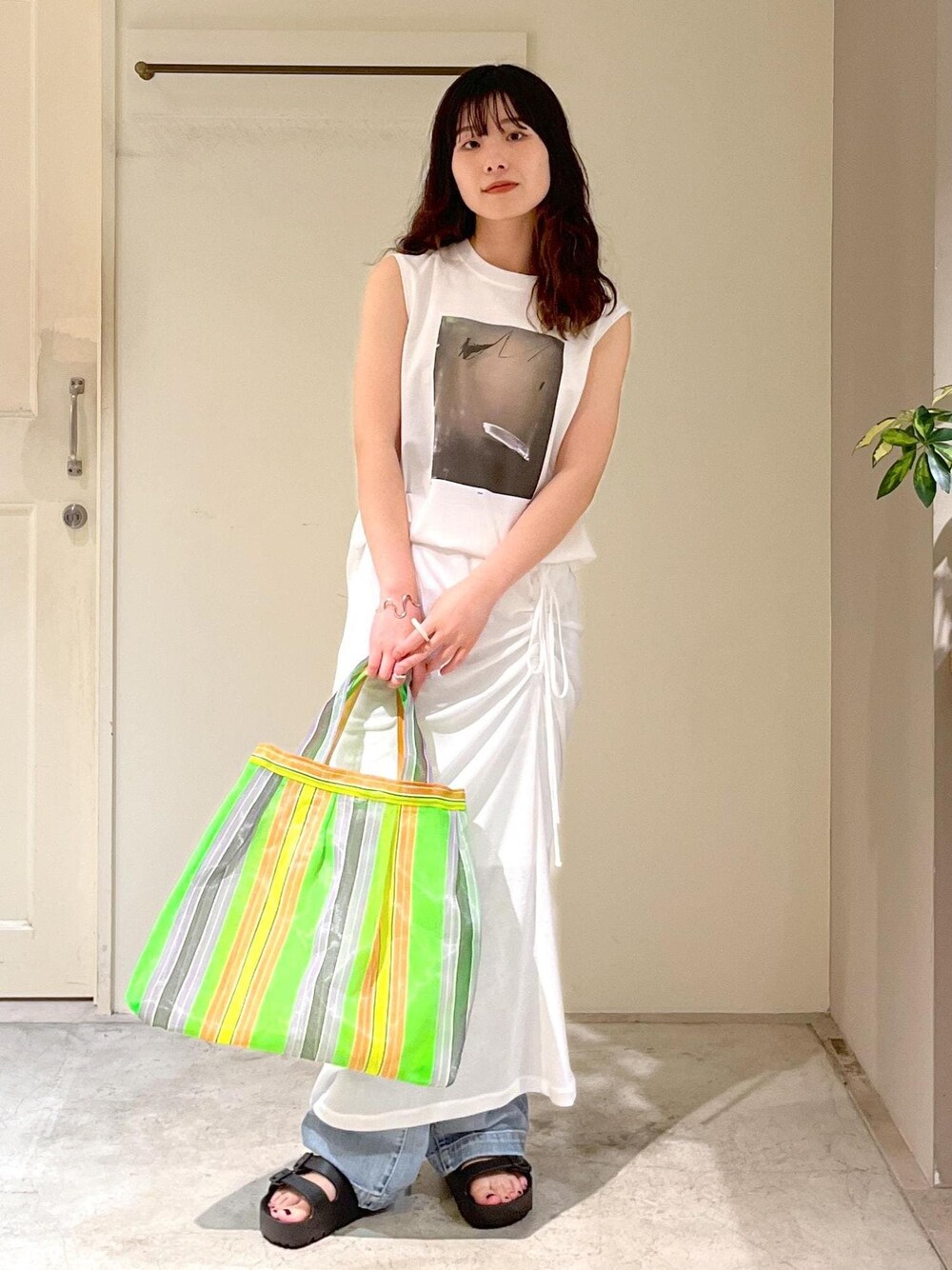 「Yasuko Hirano、平野泰子、Emut S、アートプリント、nu=layer、RED CARD TOKYO、easy SLOGAN、デニム、ブルー、BIRKENSTOCK、Florida III Flex Platform、Diminutivo、初夏コーデ、夏コーデ、デートコーデ」｜「RED CARD TOKYOの【RED CARD TOKYO（レッドカードトーキョー）for SALON】別注 easy SLOGAN/デニム（デニムパンツ、ブルー系）」を使った、michiruさん（レディース・156cm）の夏コーディネートの1枚目の写真