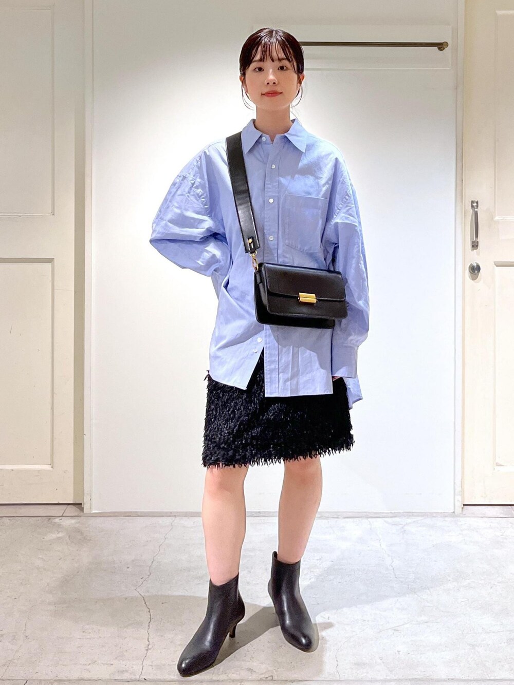 「Americana for SALON、Americana、クラッチバッグ、REMME、ブラック、ブルー、シャツ、フリンジ、ブーツ、ヒール、レザー、ショートブーツ、初秋コーデ、秋コーデ、デートコーデ」｜「SALON adam et rope'のフェザーレイヤードスカート/ミニスカート【洗える】（スカート、ブラック系）」を使った、michiruさん（レディース・156cm）の秋コーディネートの1枚目の写真
