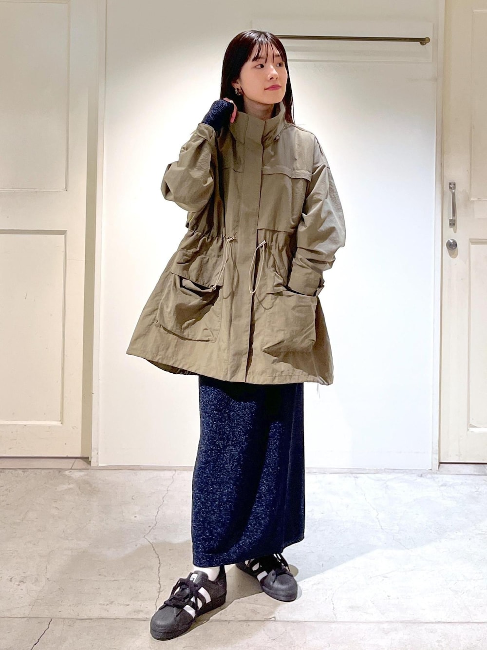 「春アウター、ナイロンブルゾン、マウンテンパーカー、カーキ、撥水加工、クロップド丈、プルオーバー、ラメ、Tシャツ、ネイビー、タイトスカート、スニーカー、adidas、ブラック、SUPERSTAR82」｜「SALON adam et rope'の［撥水］ガーデナーズナイロンブルゾン / マウンテンパーカー（ブルゾン、グリーン系）」を使った、michiruさん（レディース・156cm）の冬コーディネートの1枚目の写真