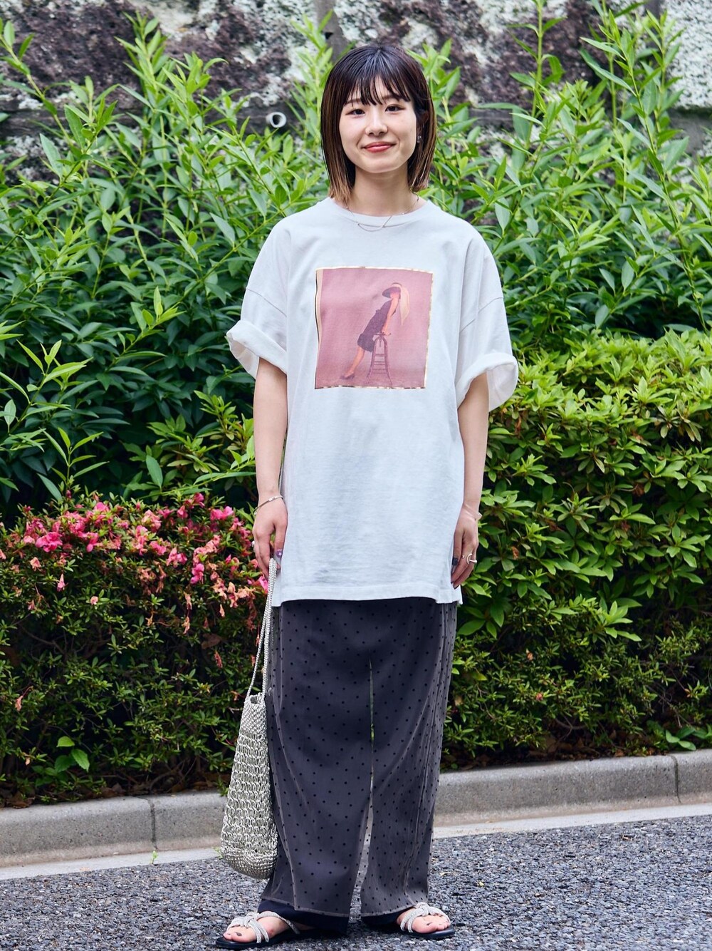 「audrey hepburn、audrey hepburn collection by jun、オードリー・ヘプバーン、オードリー・ヘプバーンコレクションバイジュン、Special2024、デザインTOPS、スカート、チュール、VINILO、バッグ、ブラック、グレー、シルバー、ホワイト、Tシャツ」｜「SALON adam et rope'の【VINILO（ヴィニーロ）】別注ビジューサンダル（サンダル、シルバー系）」を使った、michiruさん（レディース・156cm）の夏コーディネートの1枚目の写真