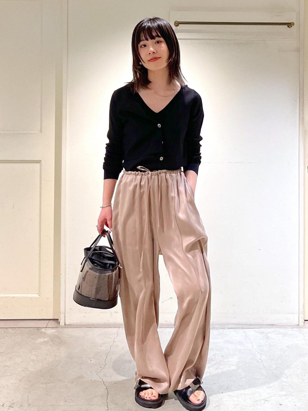 「24SS春の新作、ウォッシャブルシルク、キャミソール、GENTLE SILK、ジェントルシルク、イージーパンツ、ピンクベージュ、MOHI、クリアバッグ、3way、BAGMATI、バグマティ、ハンドバッグ、カゴバッグ、ブラック」｜「SALON adam et rope'のウォッシャブルシルクイージーパンツ【セットアップ対応】（その他パンツ、イエロー系）」を使った、michiruさん（レディース・156cm）の冬コーディネートの1枚目の写真