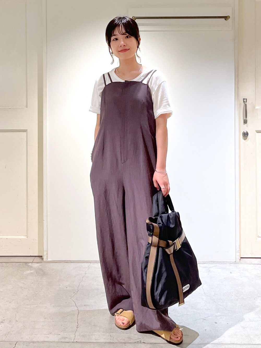 「SALE、チャコール、BIRKENSTOCK、Arizona VL Dotted、OUTDOOR PRODUCTS for SALON、OUTDOOR PRODUCTS、NativeSilverStreams、シルバー、ブラック、ホワイト、Tシャツ、オールインワン、ベージュ、初夏コーデ、夏コーデ」｜「SALON adam et rope'のダブルストラップキャミオールインワン【セットアップ対応】（つなぎ/オールインワン、グレー系）」を使った、michiruさん（レディース・156cm）の夏コーディネートの1枚目の写真
