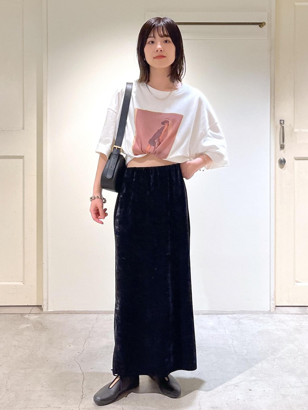 「audrey hepburn、audrey hepburn collection by jun、オードリー・ヘプバーン、オードリー・ヘプバーンコレクションバイジュン、クラッシュベロア、MOONSTAR、AULENTTI、NativeSilverStreams、シルバー、ブラック、レザーバッグ、ホワイト、Tシャツ、プリント、タイトスカート」｜「SALON adam et rope'のクラッシュベロアタイトスカート【セットアップ対応・洗える】（スカート、ブラック系）」を使った、michiruさん（レディース・156cm）の夏コーディネートの1枚目の写真