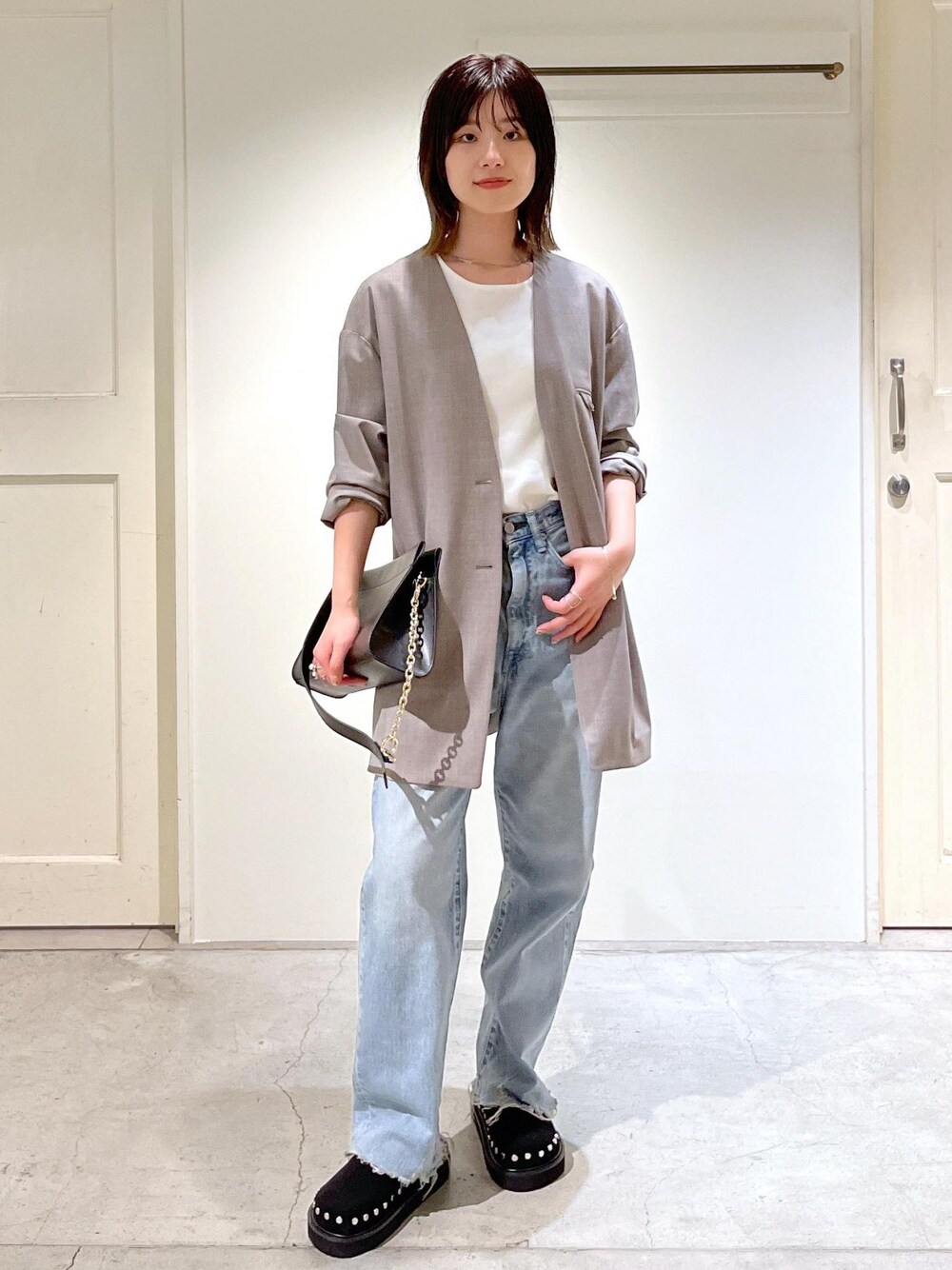 「新作、ホワイト、KURO for SALON、KURO、MOHI、サボ、グレー、チェーンバッグ、クラッチバッグ、ジャケット、オーバーサイズ、ノーカラー、ブルー、デニム、ブラック」｜「SALON adam et rope'の【2WAY】レザースクエアチェーンクラッチショルダーバッグ（ショルダーバッグ、ブラック系）」を使った、michiruさん（レディース・156cm）の夏コーディネートの1枚目の写真