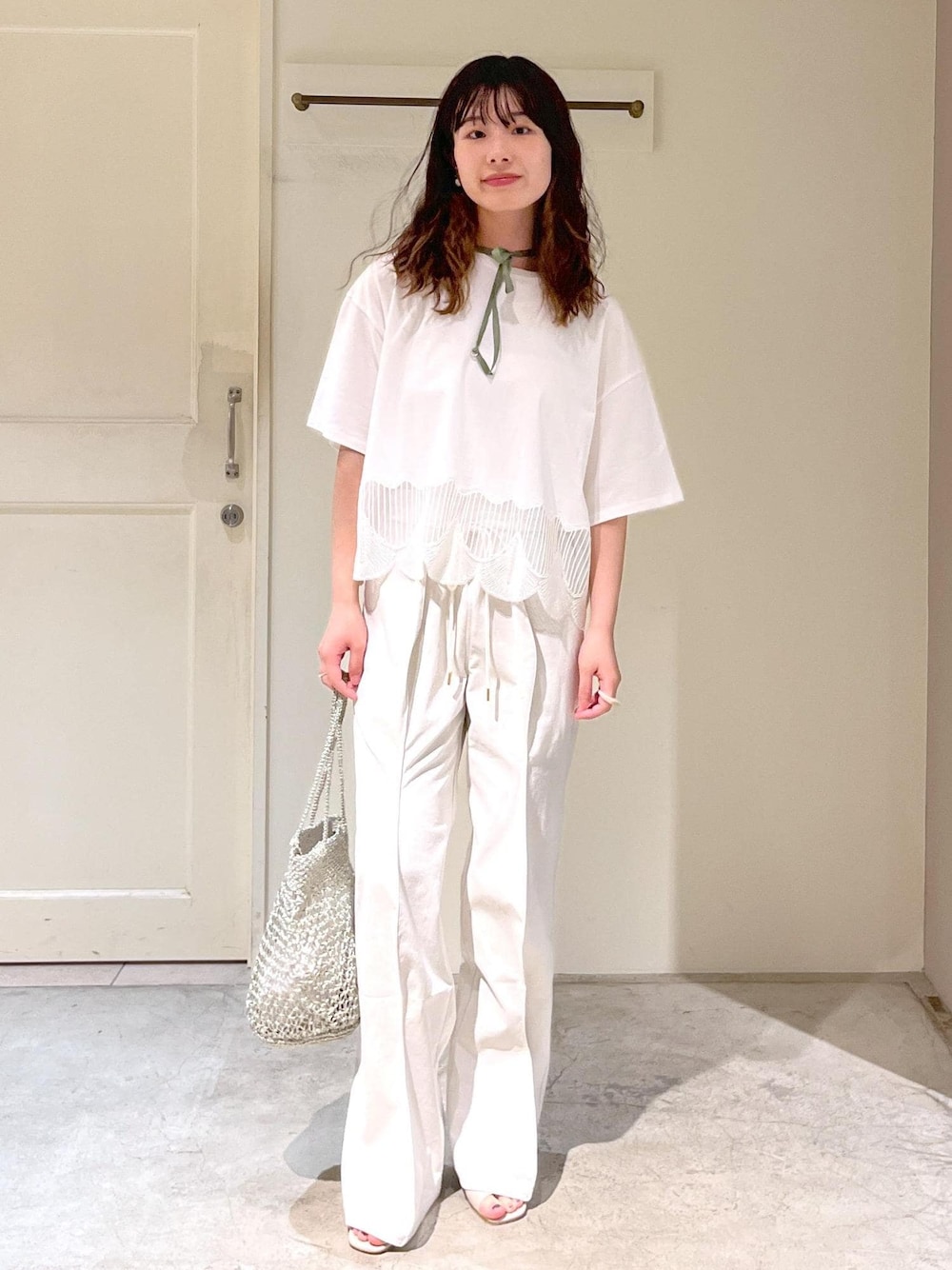 「VELVETY INDIGO BLUE BLACK、CATERPILLAR PANTS、レザー、BAGMATI、シルバー、2025JUNPRESS対象商品、chisaki、Shima、帽子、ピンク、春コーデ、初夏コーデ、夏コーデ、デートコーデ、お出かけコーデ」｜「SALON adam et rope'のヒールトングサンダル（サンダル、グレー系）」を使った、michiruさん（レディース・156cm）の春コーディネートの1枚目の写真